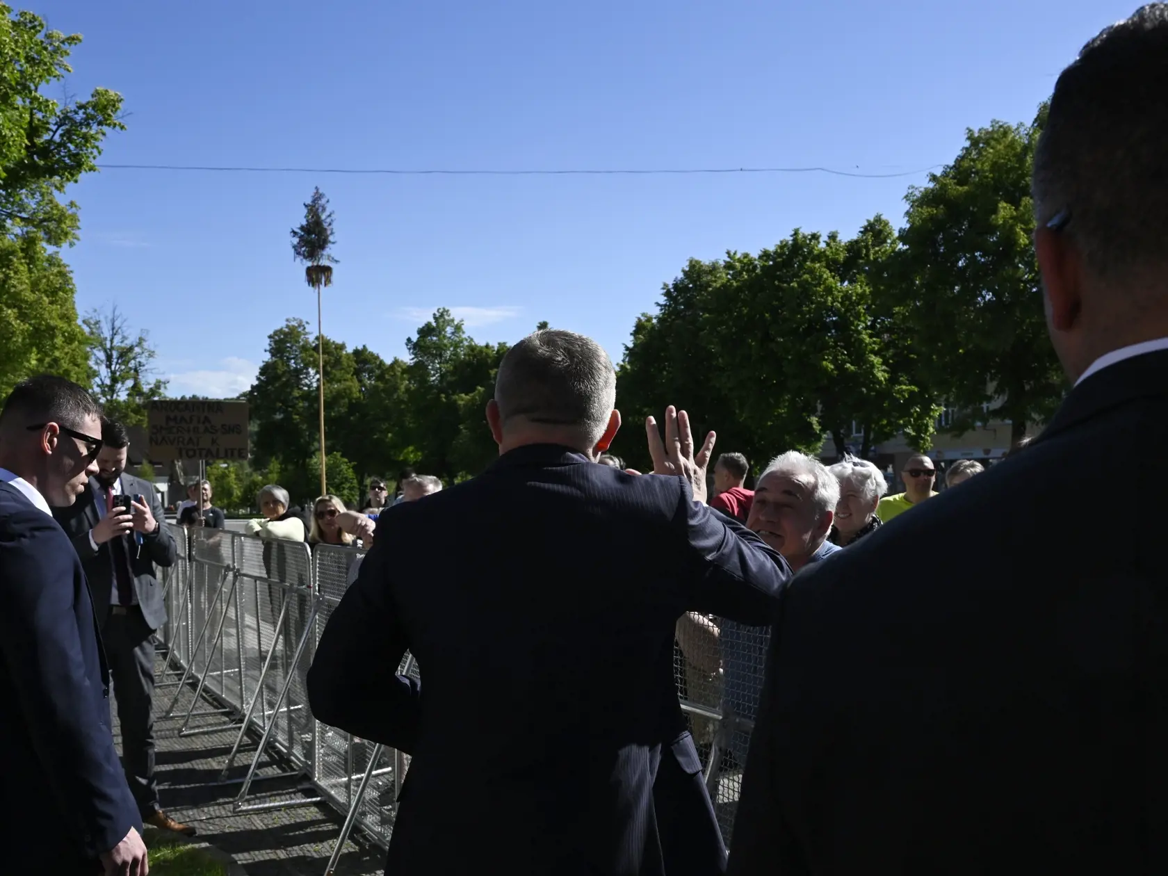 Na snímke uprostred predseda vlády SR Robert Fico (Smer-SD) zdraví miestnych obyvateľov počas príchodu na výjazdové rokovanie vlády v Handlovej v okrese Prievidza v stredu 15. mája 2024. FOTO TASR - Radovan Stoklasa