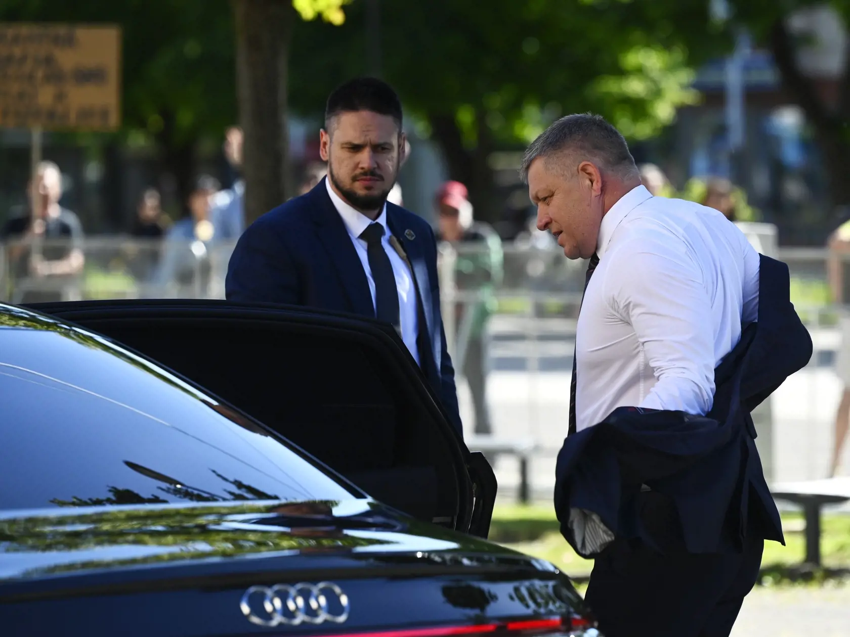 Na snímke predseda vlády SR Robert Fico (Smer-SD) sa oblieka sako počas príchodu na výjazdové rokovanie vlády v Handlovej v okrese Prievidza v stredu 15. mája 2024. FOTO TASR - Radovan Stoklasa