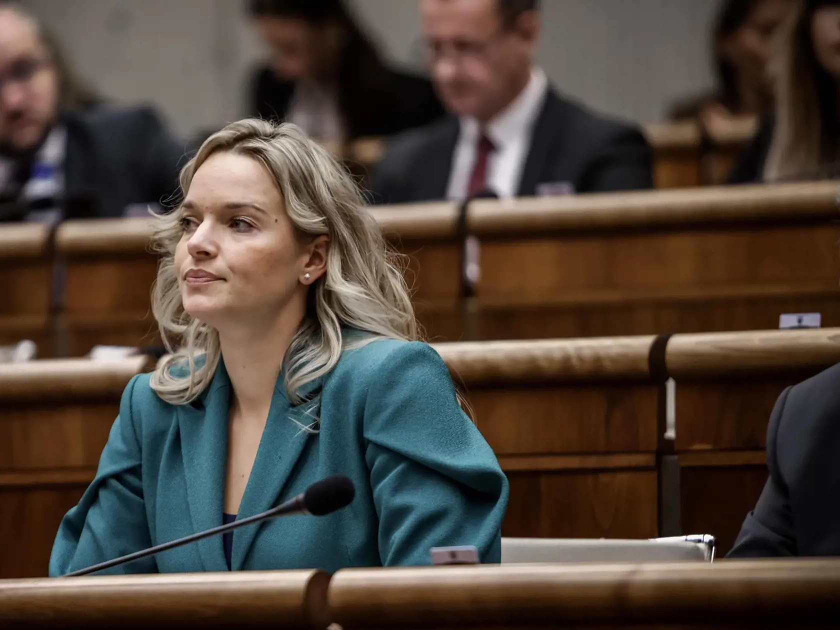 Poslankyňa Romana Tabák zverejnila pred pár dňami na svojej stránke na sociálnej sieti zábery z parlamentu, ktorými všetkým vyrazila dych. Podľa ľudí sa tu mimoriadne podobá na Veroniku Remišovú.