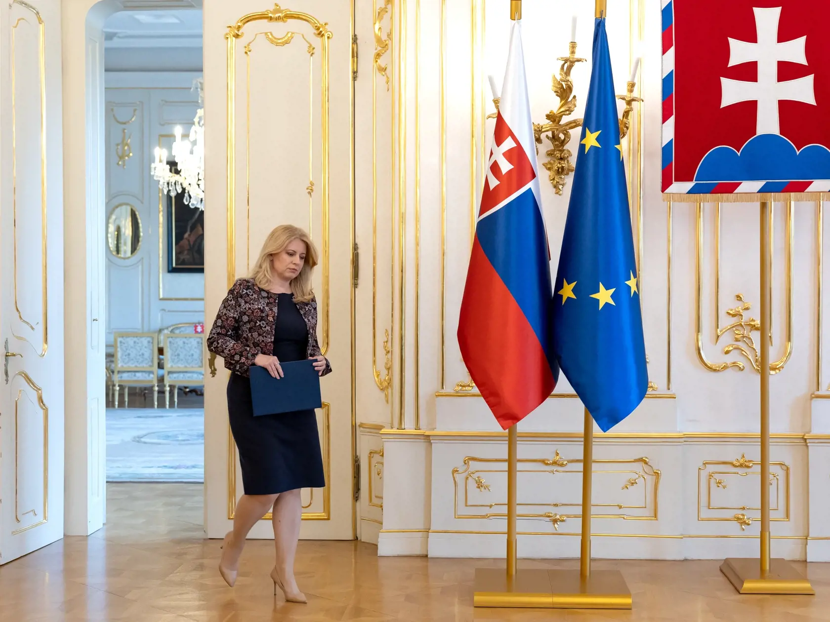 Prezidentka Slovenskej republiky Zuzana Čaputová ostro odsúdila atentát na presedu vlády SR Roberta Fica počas výjazdového rokovania vlády v Handlovej. Roberta Fica so strelnými poraneniami previezli do nemocnice v Banskej Bystrici. Strelca na mieste zadržala polícia.