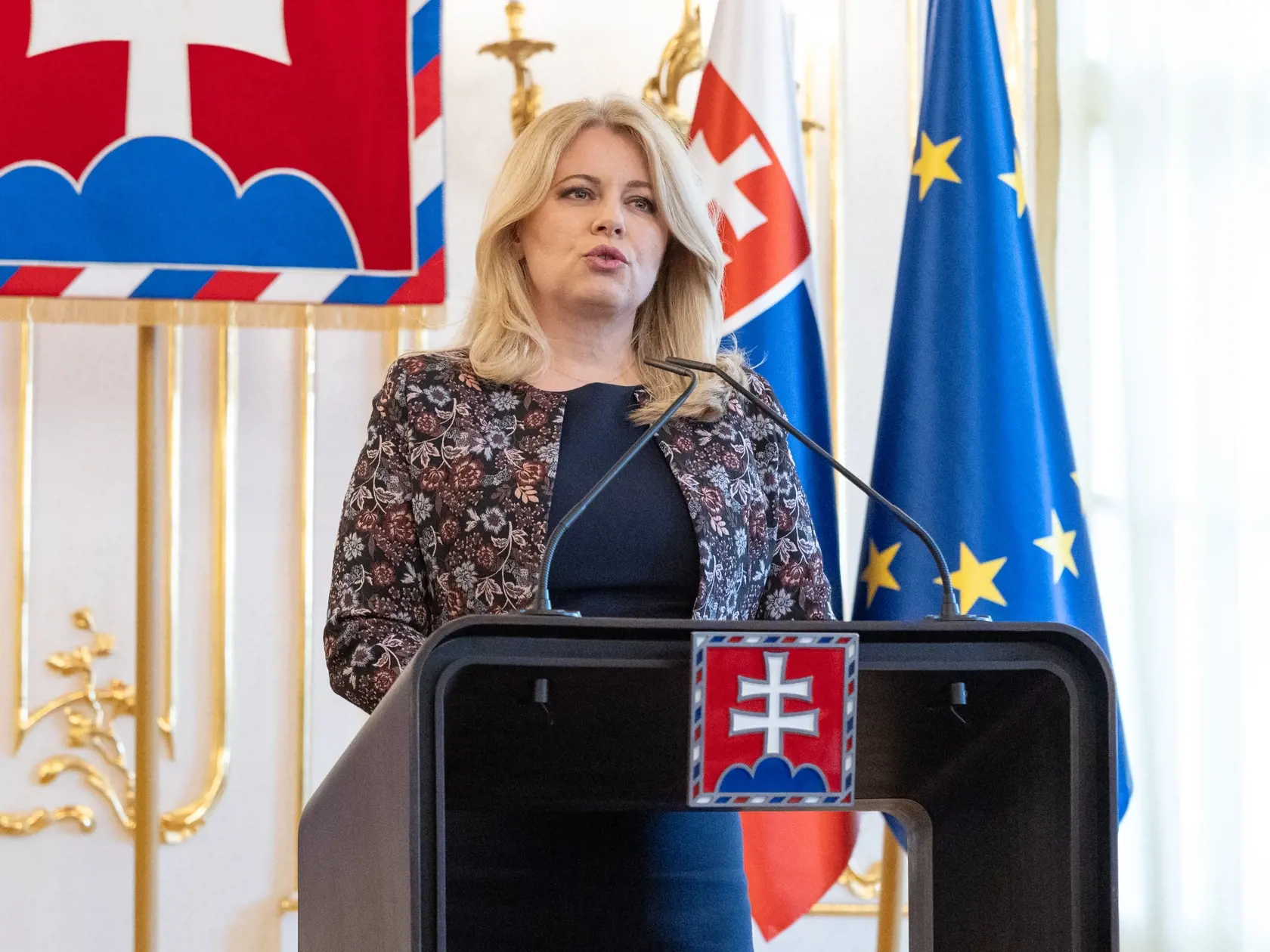 Prezidentka Slovenskej republiky Zuzana Čaputová ostro odsúdila atentát na presedu vlády SR Roberta Fica počas výjazdového rokovania vlády v Handlovej. Roberta Fica so strelnými poraneniami previezli do nemocnice v Banskej Bystrici. Strelca na mieste zadržala polícia.