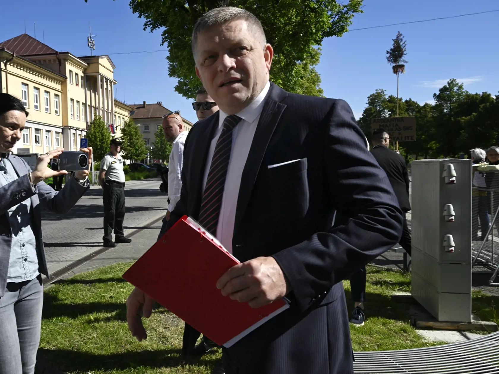 Na snímke predseda vlády SR Robert Fico (Smer-SD) prichádza na výjazdové rokovanie vlády do kultúrneho domu v Handlovej v okrese Prievidza v stredu 15. mája 2024. FOTO TASR - Radovan Stoklasa