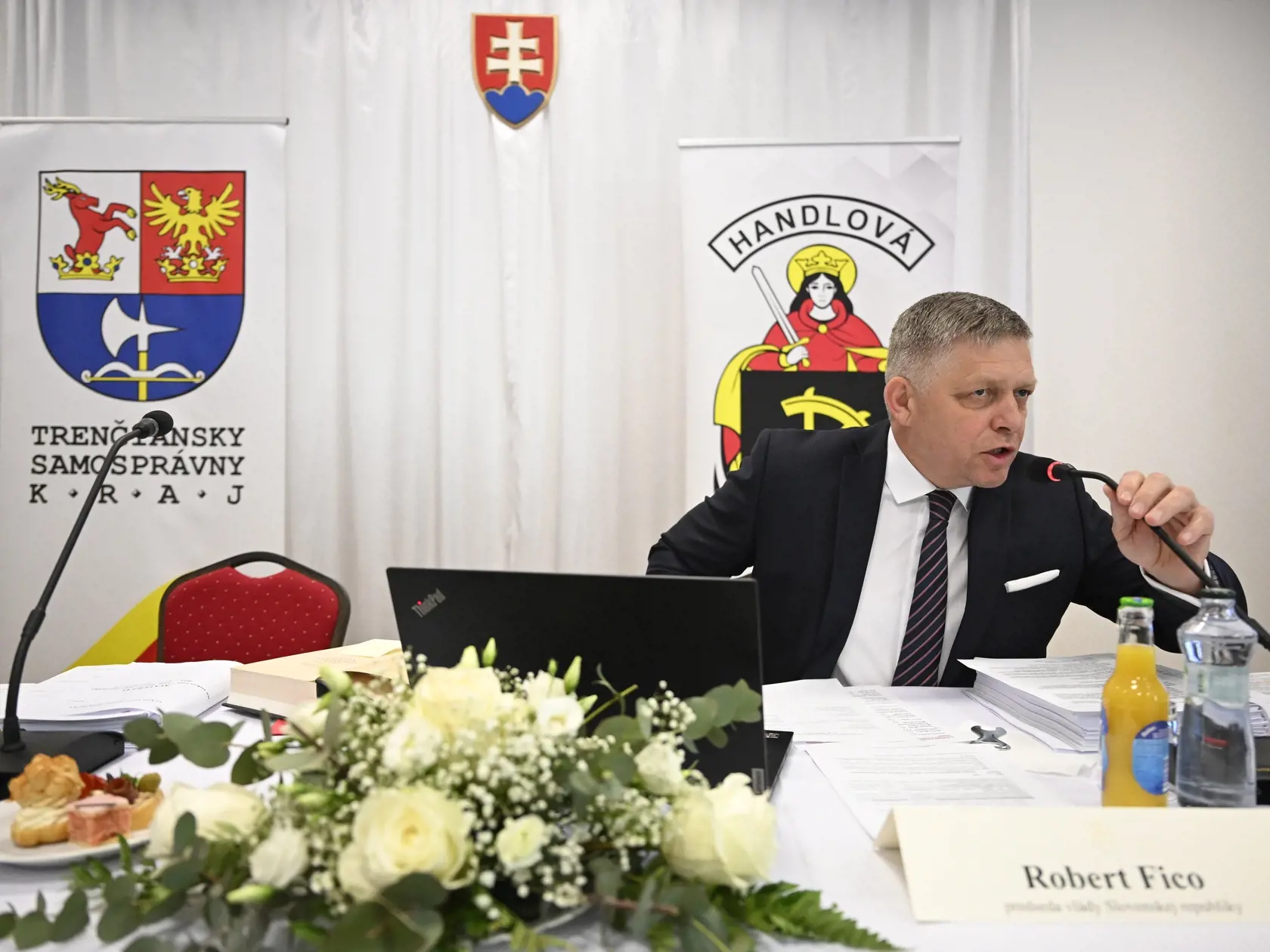 Na snímke predseda vlády SR Robert Fico (Smer-SD) začína výjazdové rokovanie vlády v Handlovej v okrese Prievidza v stredu 15. mája 2024. FOTO TASR - Radovan Stoklasa