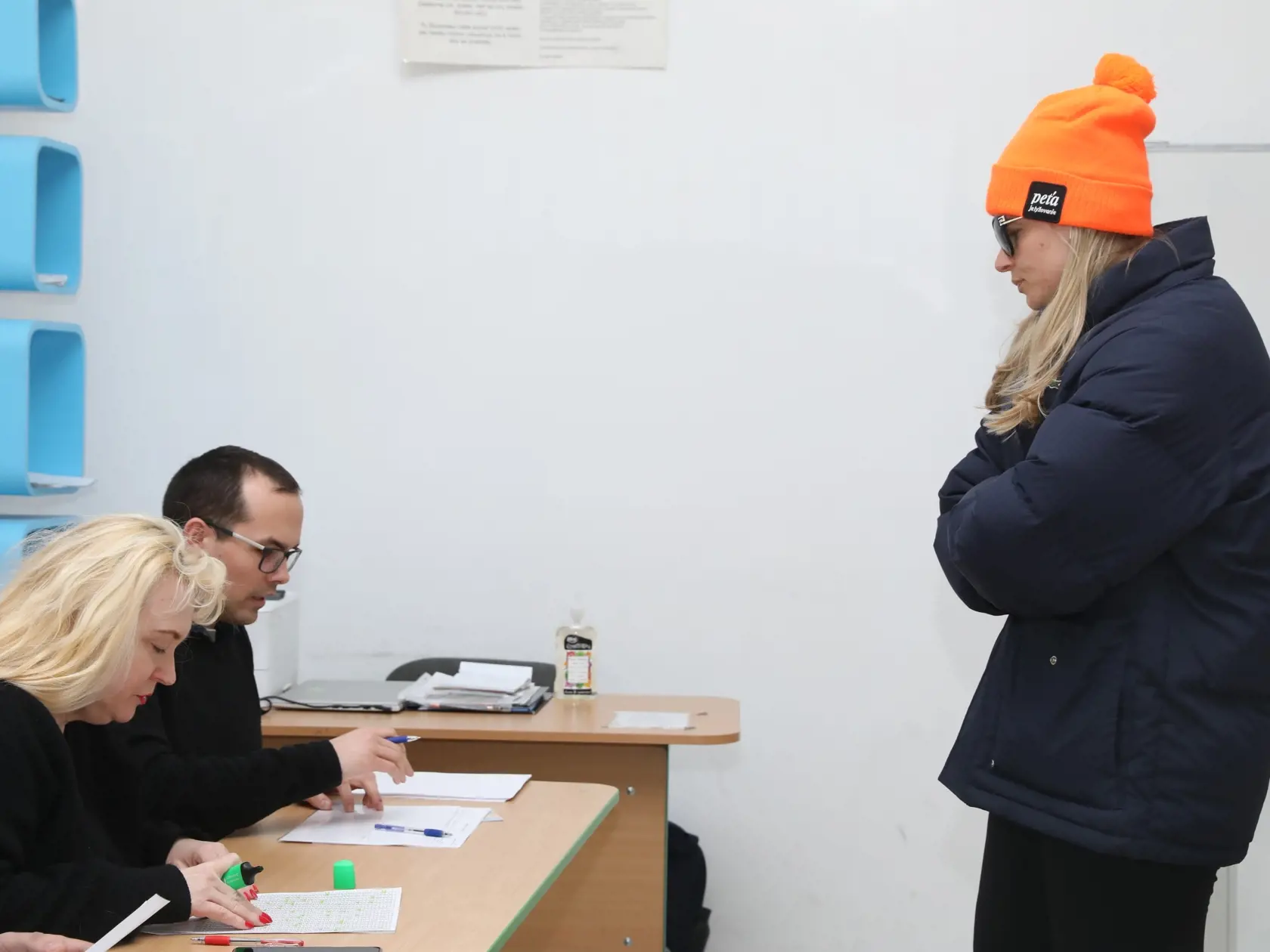 Poslankyňa Romana Tabák (Sme rodina) v hlasovacej miestnosti počas referenda. Maskovala sa slnečnými okuliarmi a čiapkou. 