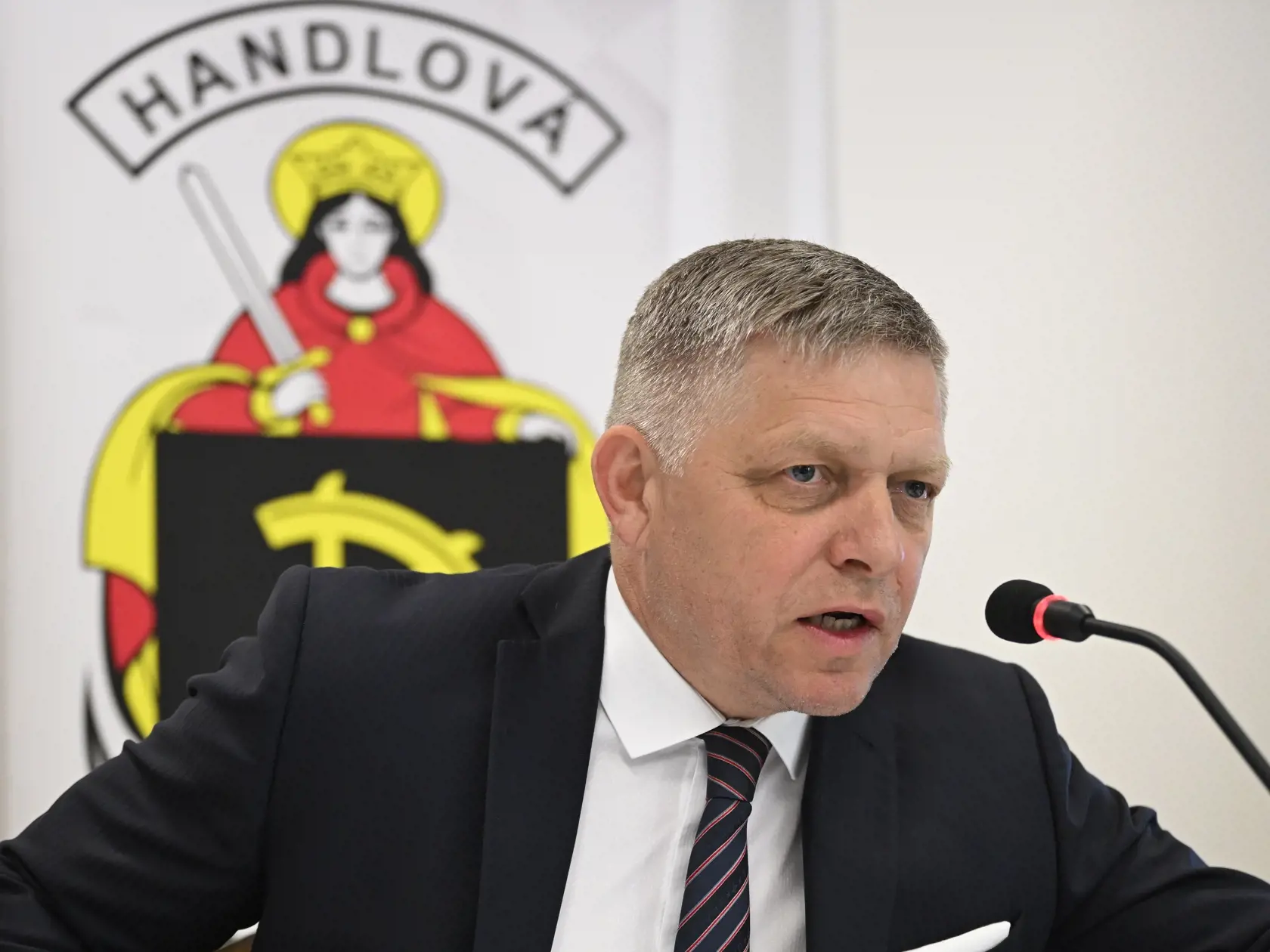 Na snímke predseda vlády SR Robert Fico (Smer-SD) začína výjazdové rokovanie vlády v Handlovej v okrese Prievidza v stredu 15. mája 2024. FOTO TASR - Radovan Stoklasa