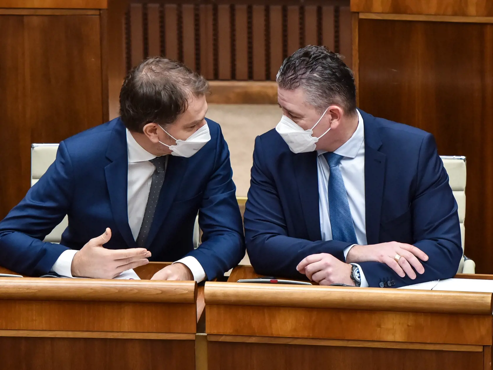 Na snímke sprava minister vnútra Roman Mikulec a Igor Matovič (obaja OĽaNO) počas hlasovania o vyslovení nedôvery šéfovi rezortu vnútra na zasadnutí 40. schôdze Národnej rady v Bratislave v piatok 24. septembra 2021.