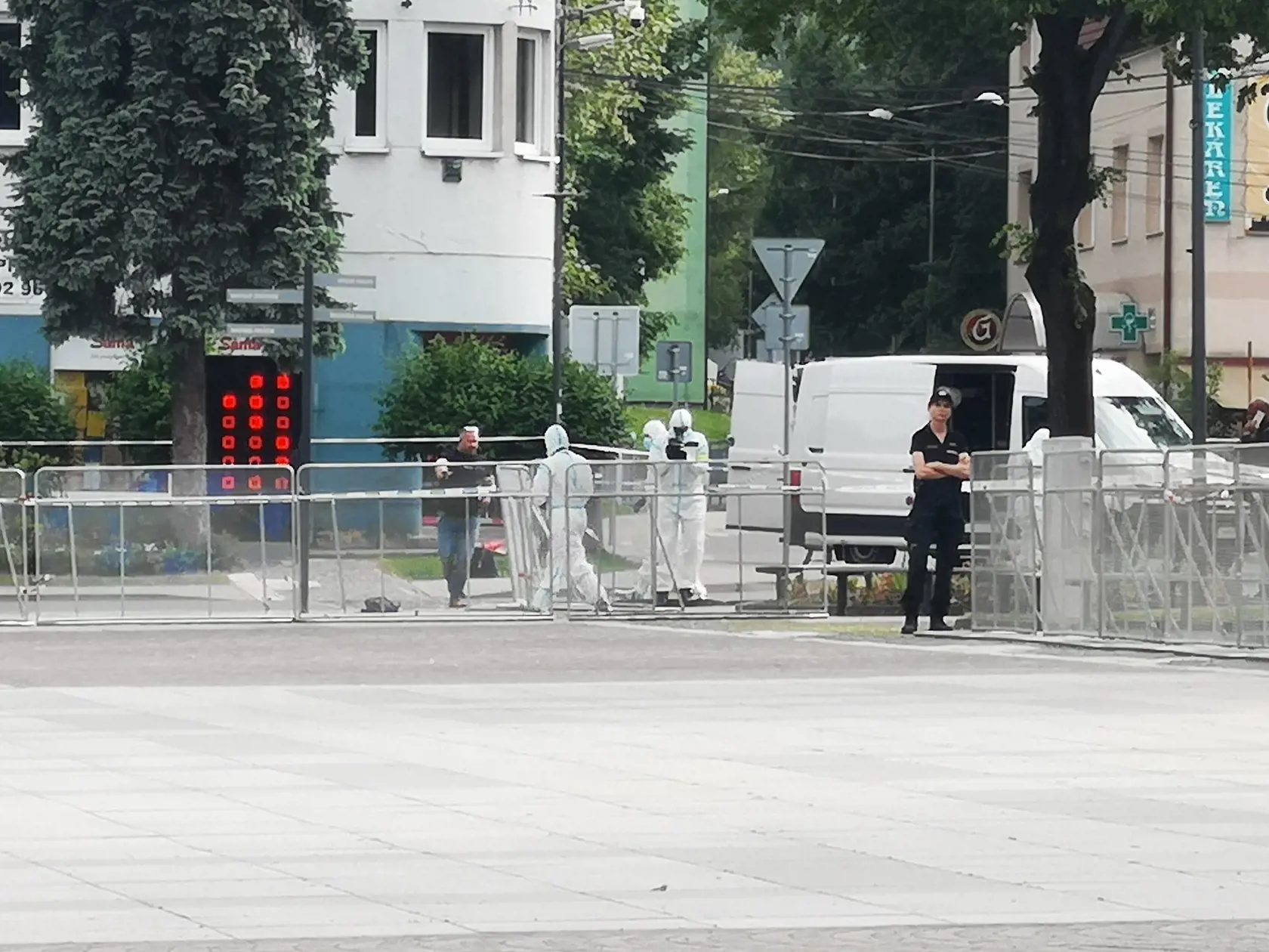 Handlovú po čine obsadili desiatky policajtov i policajných technikov.