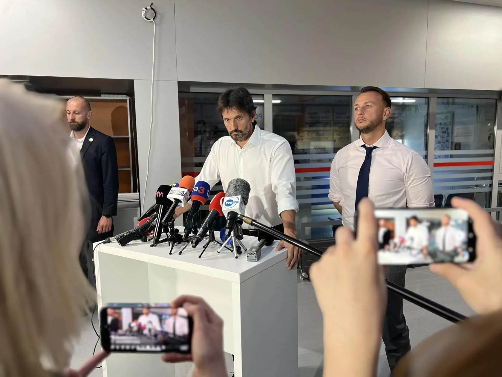 Vyzval politikov, ale aj občanov, aby nešírili nenávisť. "Chcem upozorniť, že orgány činné v trestnom konaní budú konať a ani jeden skutok, ktorý schvaľuje tento trestný čin, nezostane nepotrestaný. Odpoveď na nenávisť nemôže byť nenávisť," zdôraznil Šutaj Eštok.