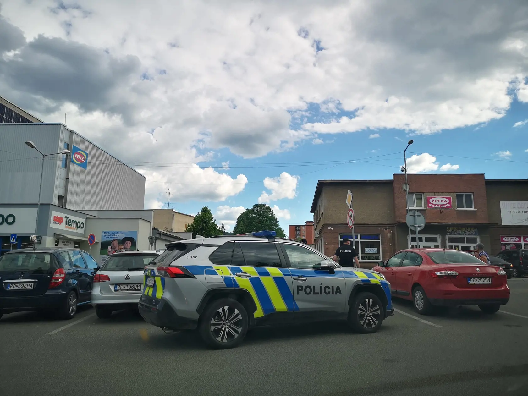 Policajti opáskovali aj malé strieborné auto s levickou značkou. Podľa našich informácií ide o auto, ktorým sa do Handlovej priviezol strelec.