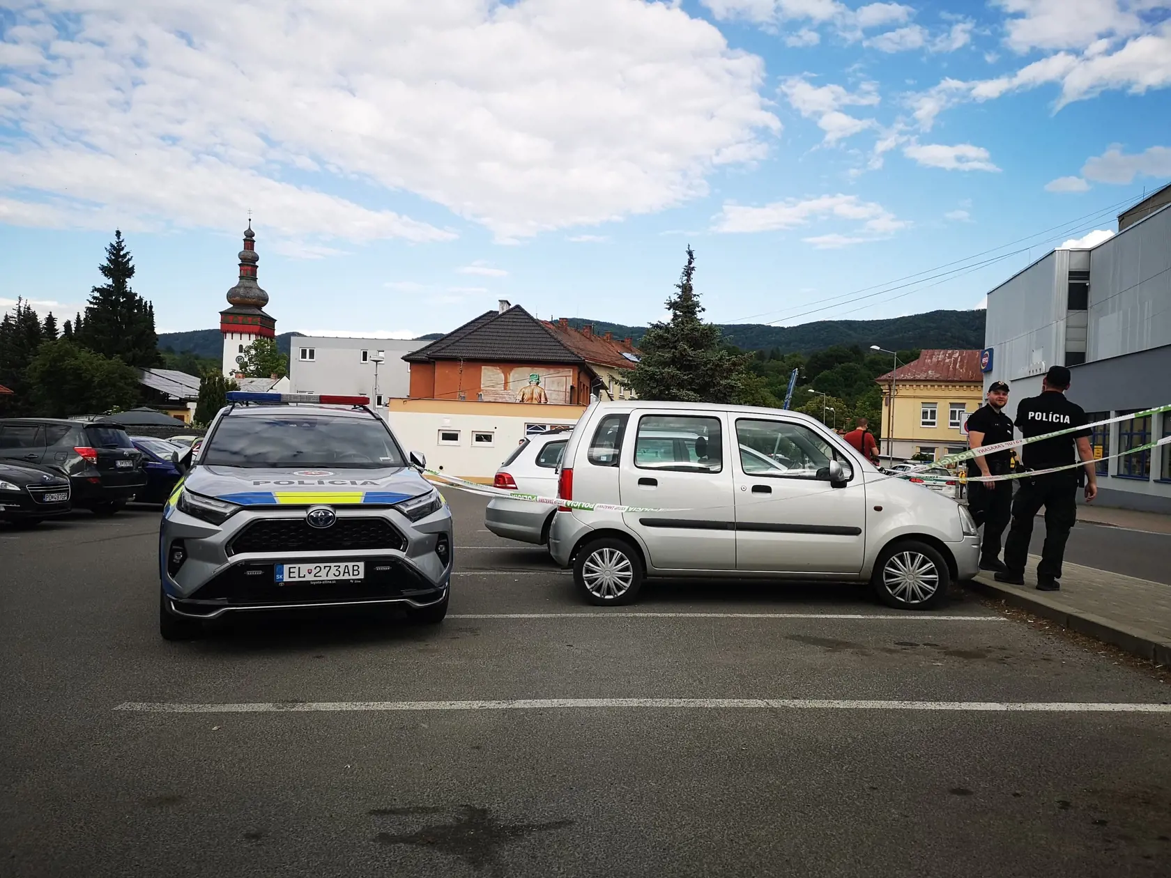 Policajti opáskovali aj malé strieborné auto s levickou značkou. Podľa našich informácií ide o auto, ktorým sa do Handlovej priviezol strelec.