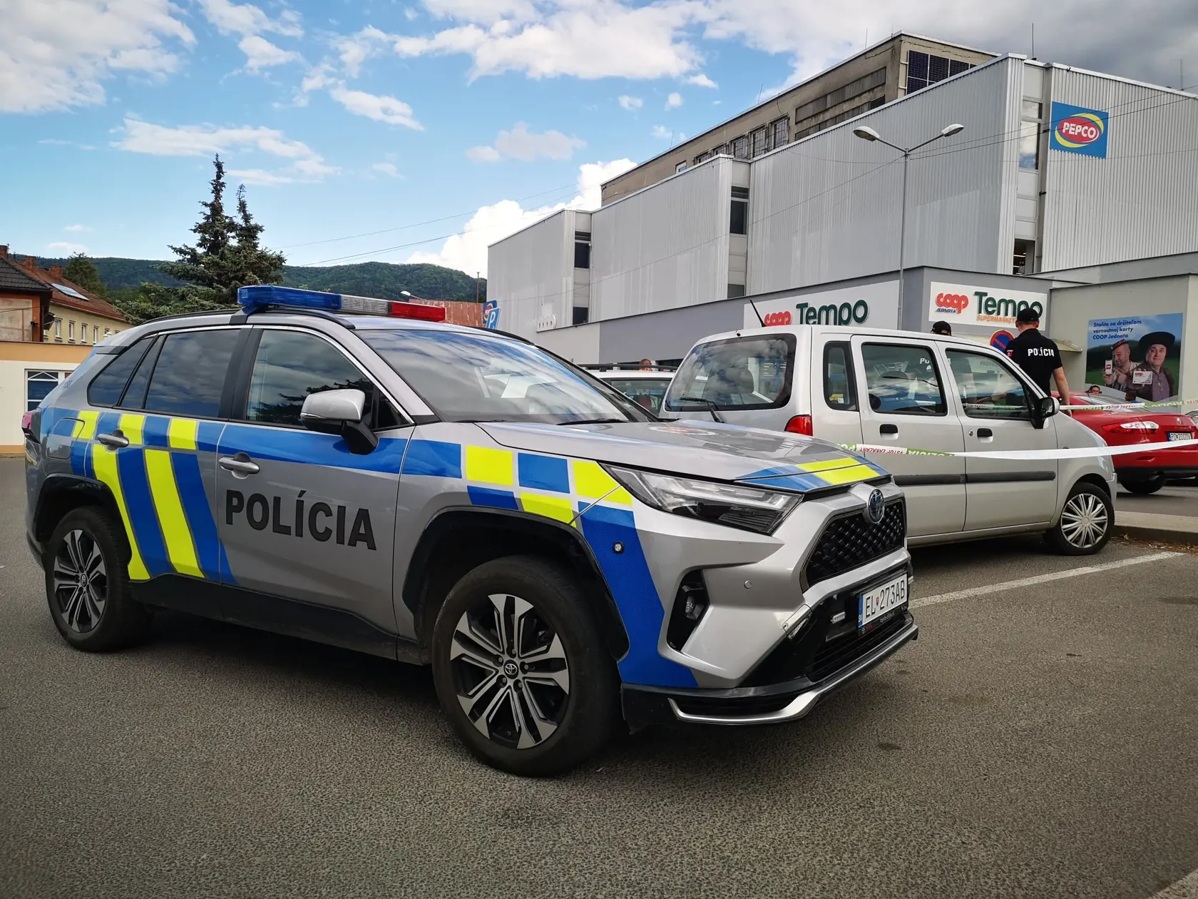 Policajti opáskovali aj malé strieborné auto s levickou značkou. Podľa našich informácií ide o auto, ktorým sa do Handlovej priviezol strelec.