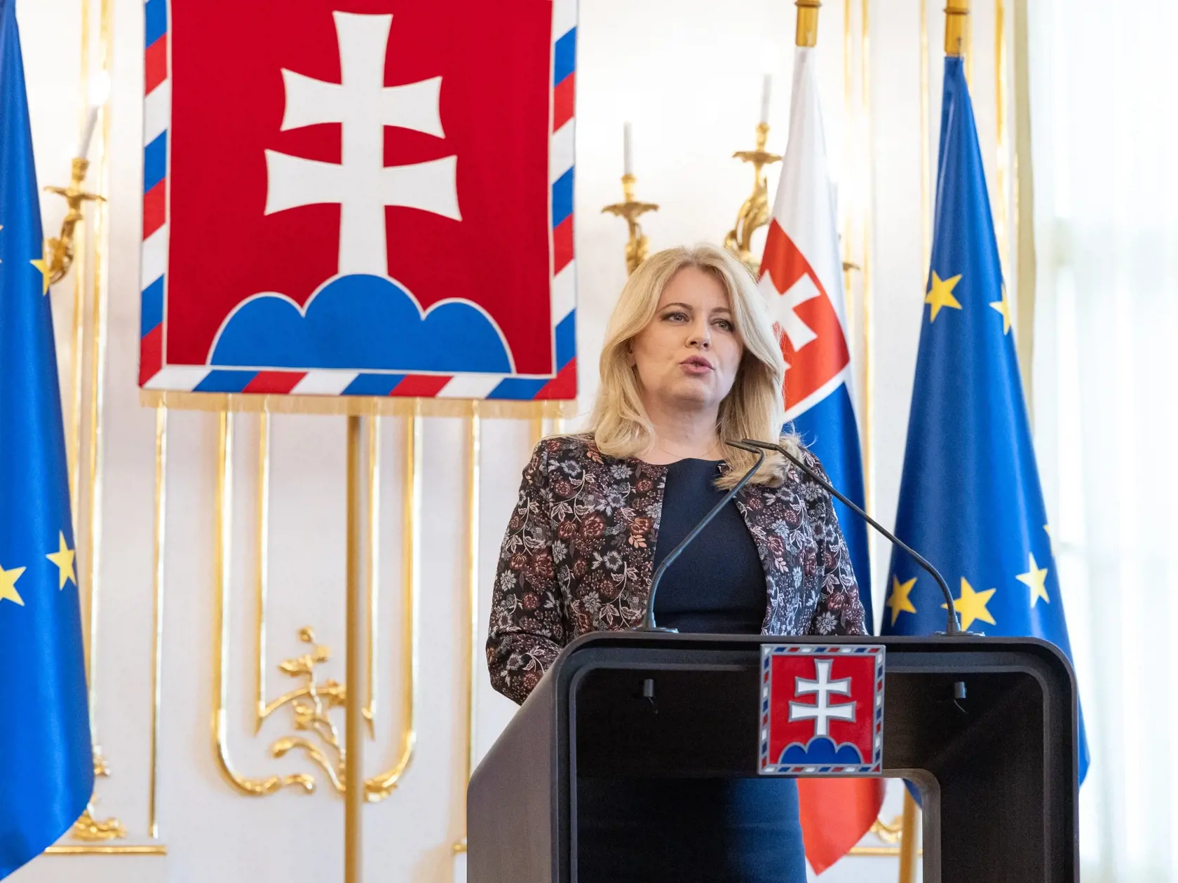 Prezidentka Slovenskej republiky Zuzana Čaputová ostro odsúdila atentát na presedu vlády SR Roberta Fica počas výjazdového rokovania vlády v Handlovej. Roberta Fica so strelnými poraneniami previezli do nemocnice v Banskej Bystrici. Strelca na mieste zadržala polícia.