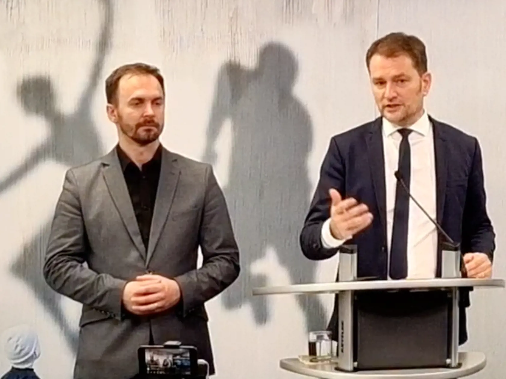 Minister financií Igor Matovič (OĽANO) predloží na vládu návrh zákona, ktorým sa zdaní rozdiel v cenách medzi lacnejšou ruskou ropou a ropou typu Brent. Sadzba dane bude 30 % z určeného rozdielu cien a bude platiť na všetku ruskú ropu spracovanú na Slovensku.