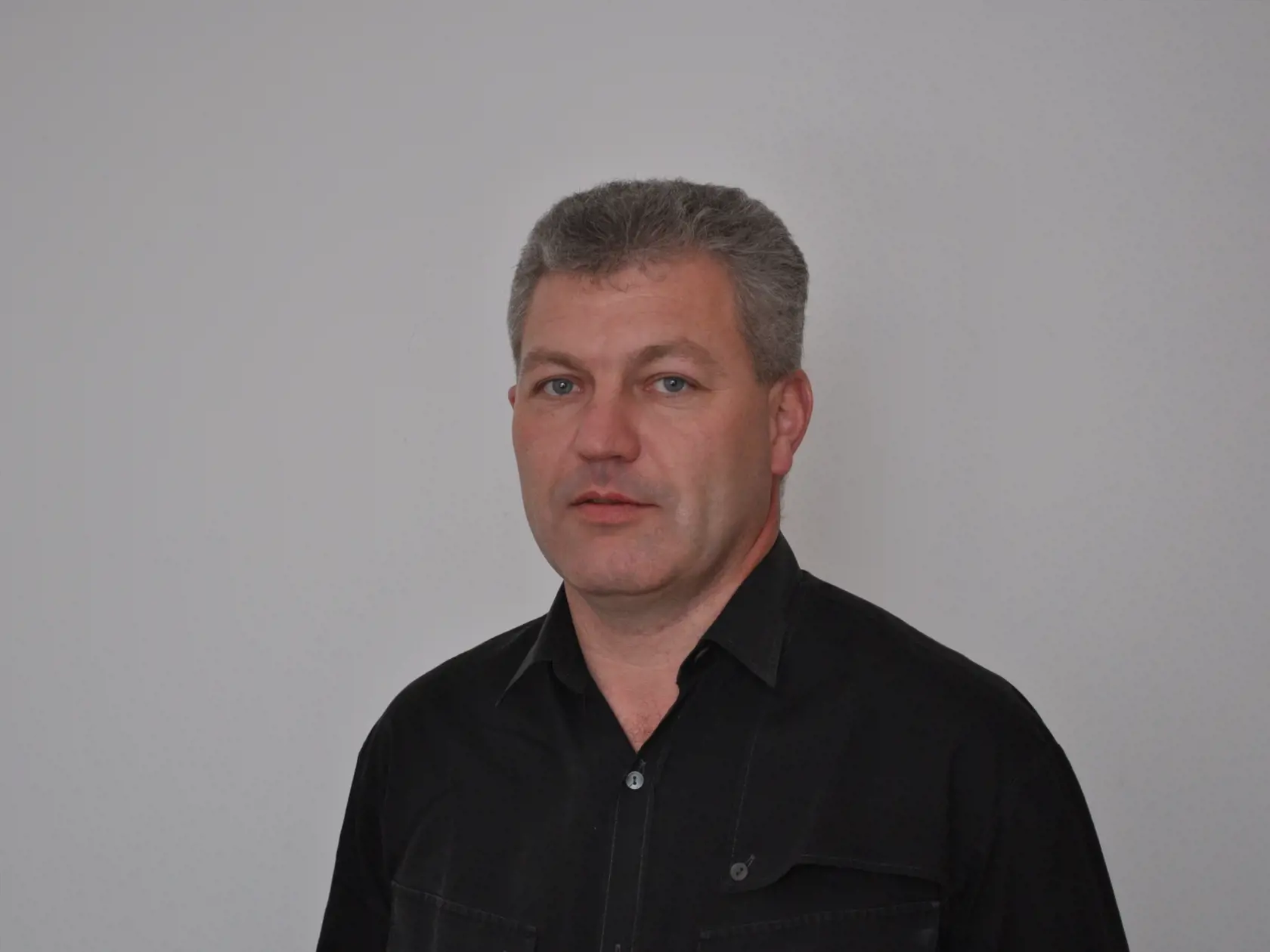 Kamil Dráb, grécko-katolícky kňaz, spojil duchovné poslanie s umením mozaiky. Jeho diela zdobia kostoly doma i v zahraničí a preslávili ho ďaleko za hranicami Slovenska.