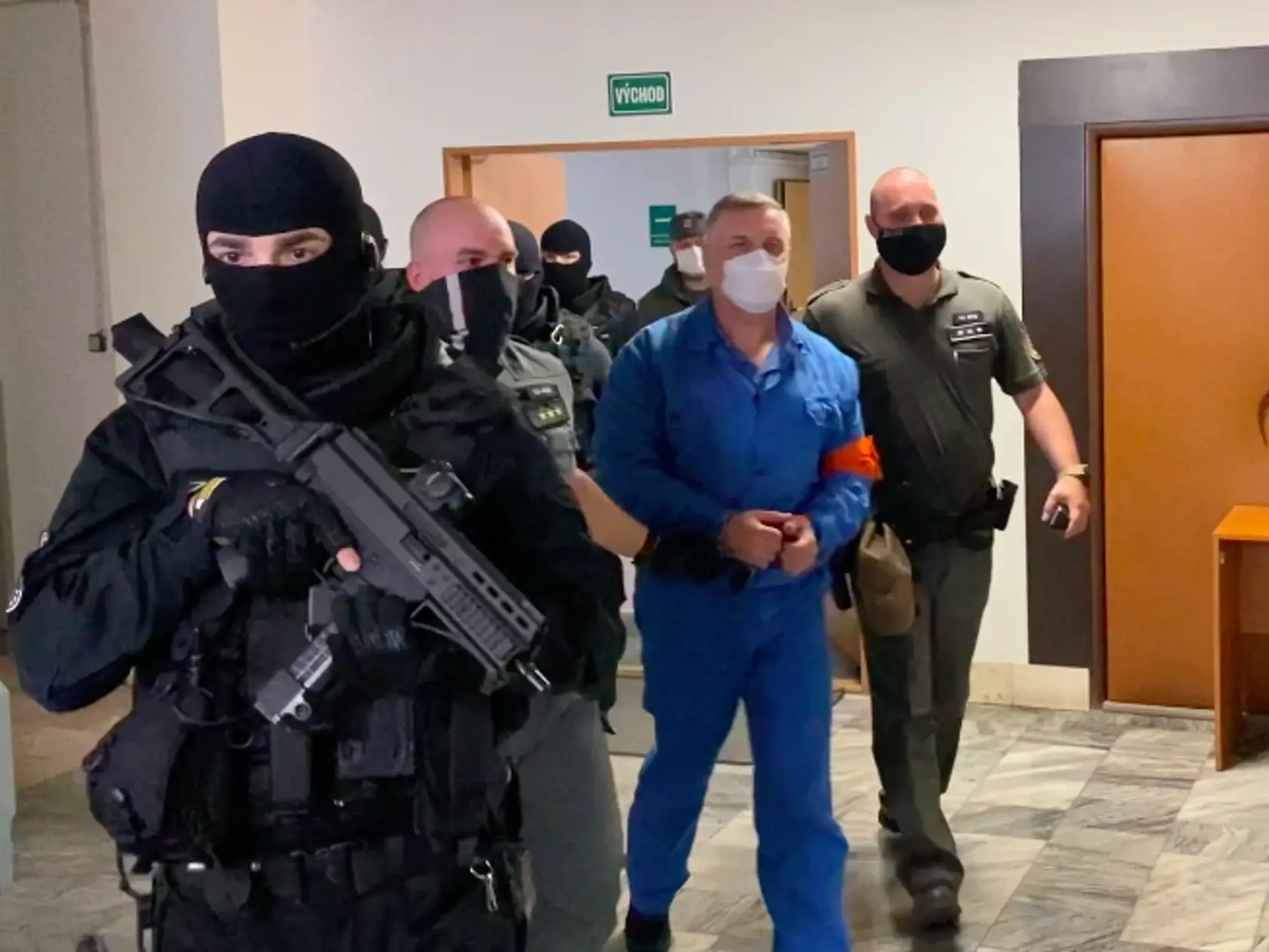 Mikuláša Černáka priviezli na prešovský okresný súd v putách. Na rozdiel od neho mal jeho bývalý poskok Slavomír Surový aj takzvaného medveďa, putá aj na nohách.