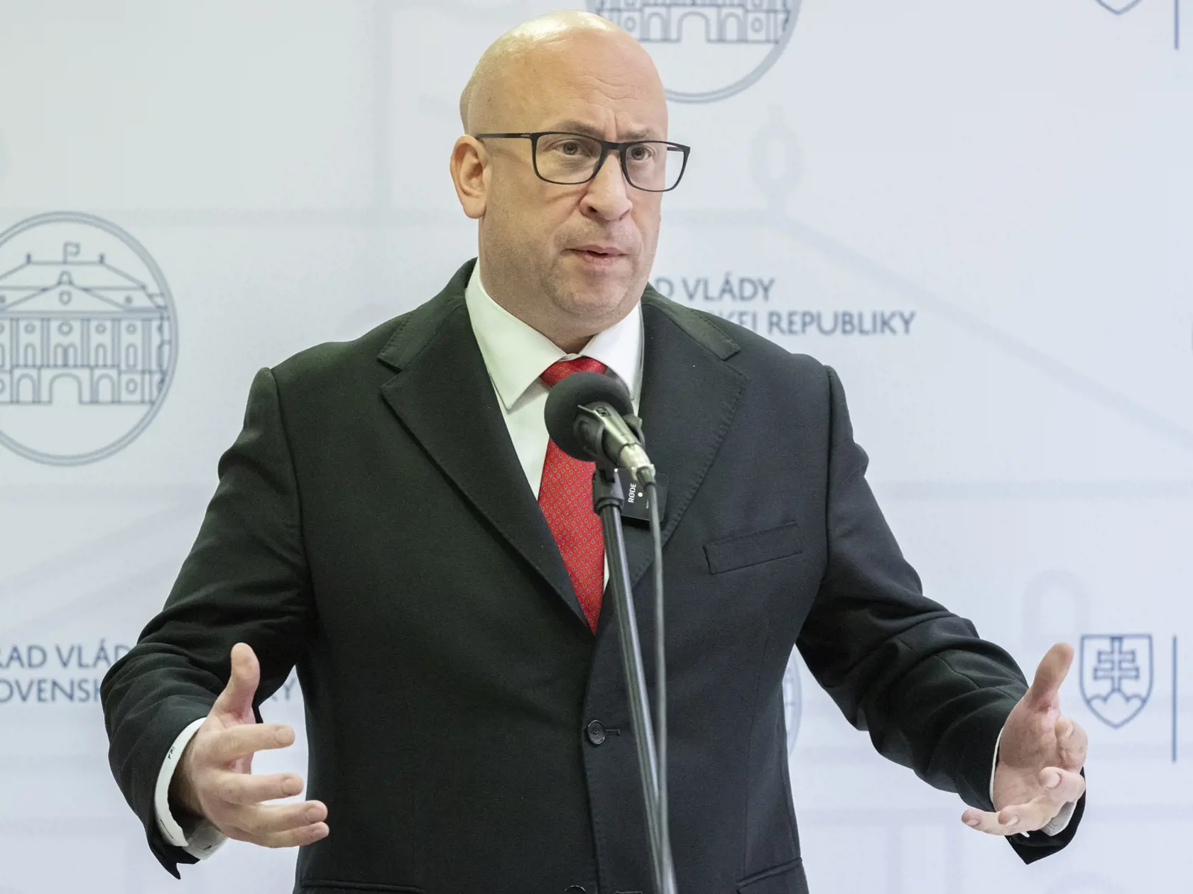 Minister dopravy Jozef Ráž (Smer) je presvedčený, že letecký spoj bude do Veľkej noci funkčný.