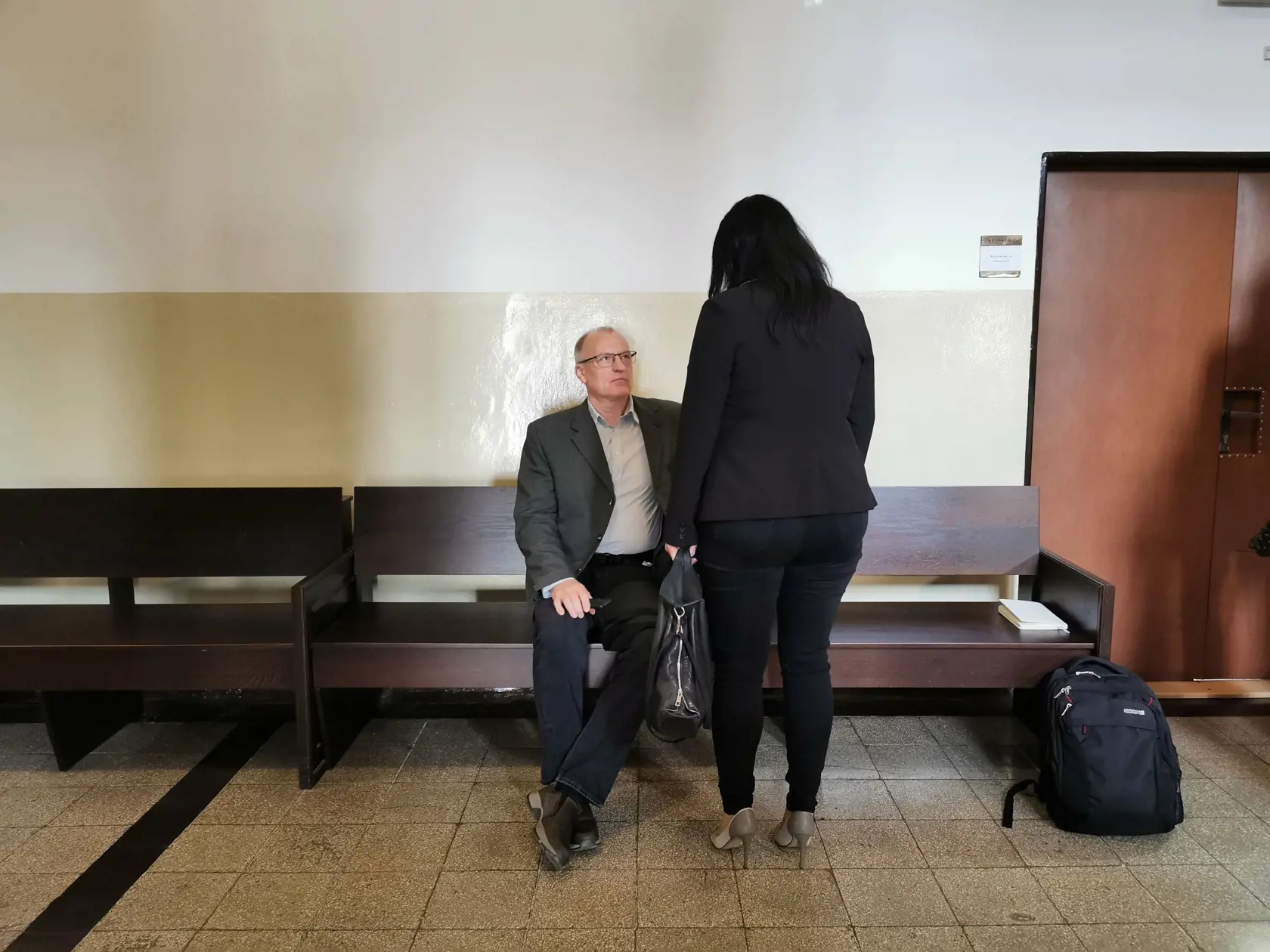 Napriek tomu, že na súd sa dostavili obaja obžalovaní, prokurátor, traja poškodení aj štyri obhajcovia, pojednávanie sa nezačalo. Neprišiel totiž jeden sudca, člen senátu.