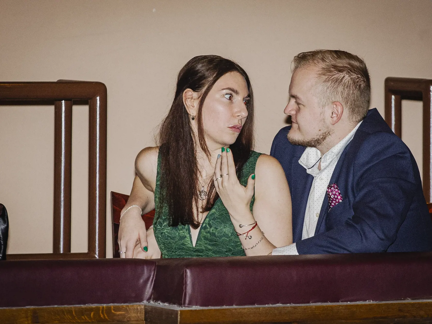 Na snímke Artur Štaidl s priateľkou počas slávnostnej premiéry minisérie Iveta - skutočný príbeh Ivety Bartošovej pokračuje, ktorá sa konala v pražskom kine Lucerna.