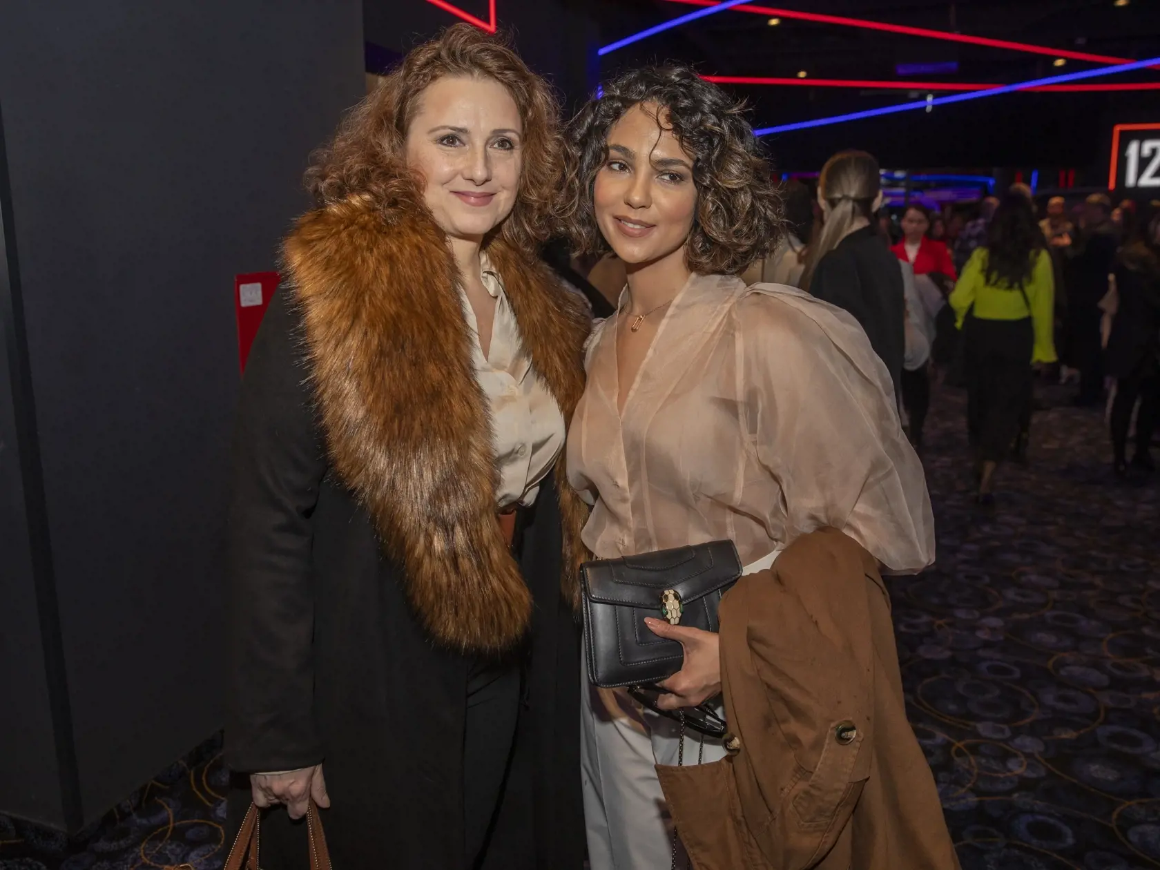  Na snímke je premiéra seriálu televízie JOJ Iveta 2, Kráska z Trebišova je späť.
Predstaviteľka Ivety, herečka Alžbeta Ferencová a seriálova matka Zuzana Mauréry.