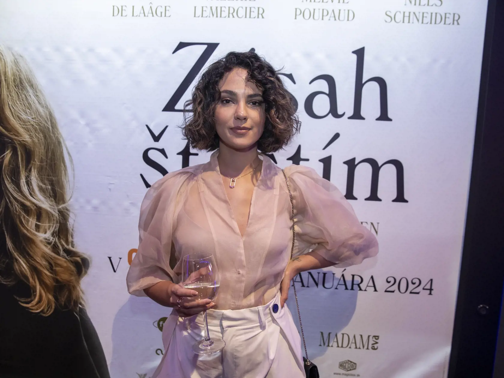  Na snímke je premiéra seriálu televízie JOJ Iveta 2, Kráska z Trebišova je späť.
Predstaviteľka Ivety, herečka Alžbeta Ferencová.