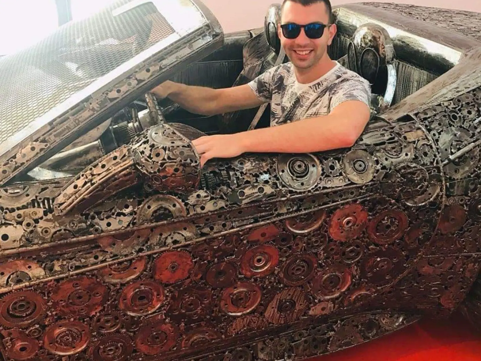 Lukáš zahynul spolu s kolegom Mariánom na diaľnici D1 potom, ako do nich narazil poľský kamión. Šofér zrejme zaspal.