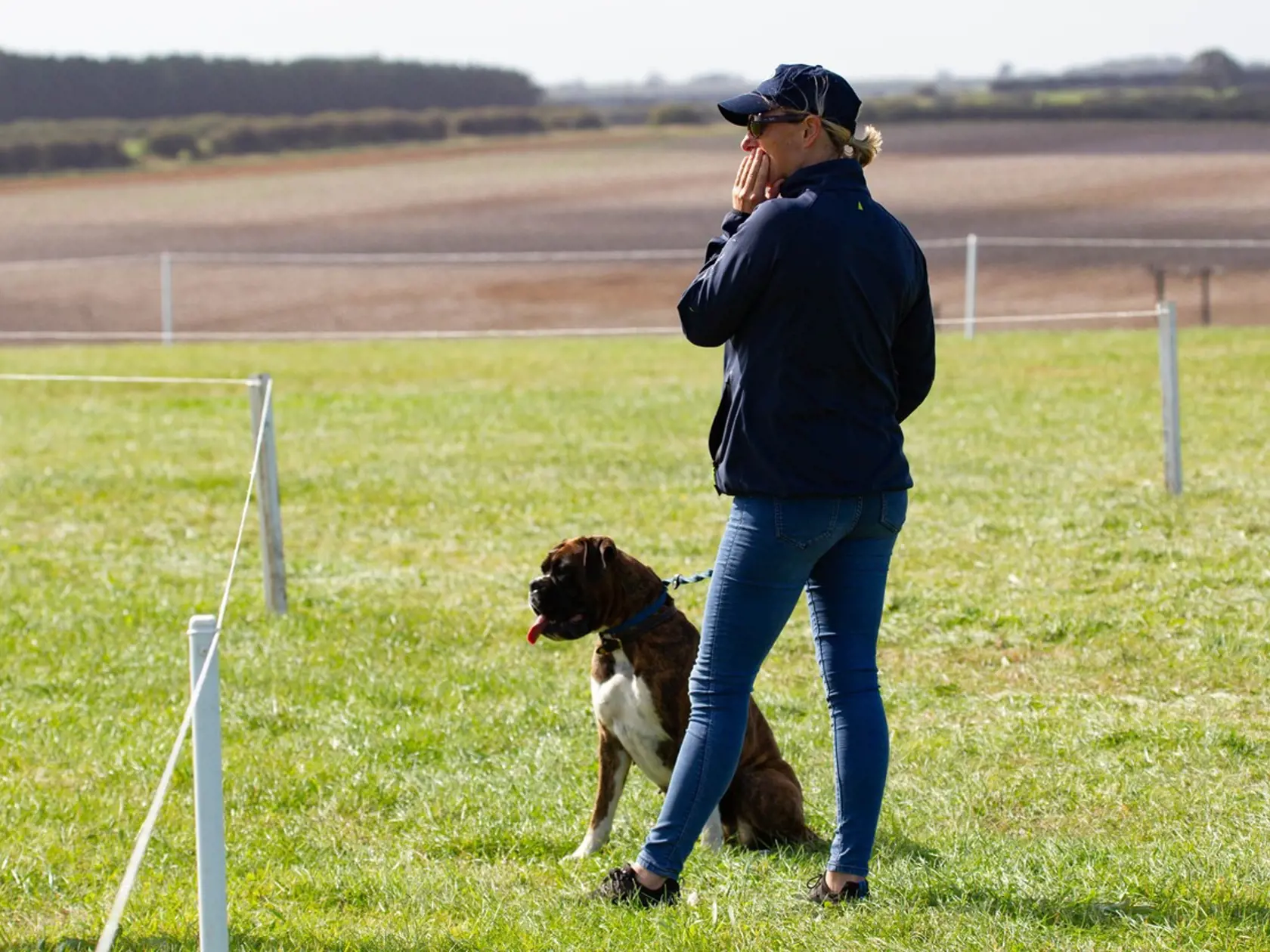 Zara Tindall so svojím psíkom v septembri 2020.