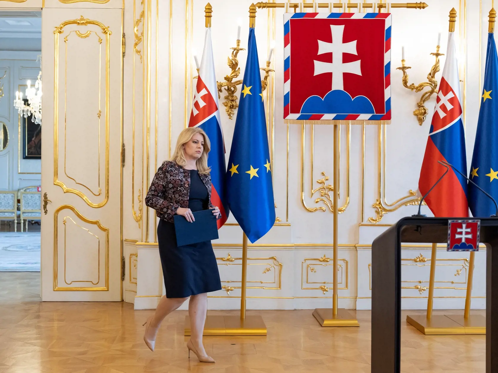 Prezidentka Slovenskej republiky Zuzana Čaputová ostro odsúdila atentát na presedu vlády SR Roberta Fica počas výjazdového rokovania vlády v Handlovej. Roberta Fica so strelnými poraneniami previezli do nemocnice v Banskej Bystrici. Strelca na mieste zadržala polícia.