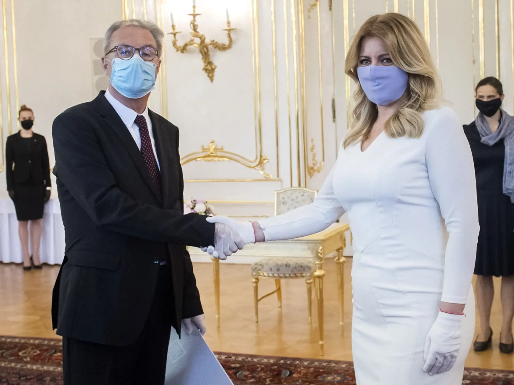 Prezidentka SR Zuzana Čaputová vymenovala nového predsedu Najvyššieho súdu SR. Na snímke vľavo nový predseda Najvyššieho súdu Ján Šikuta si preberá poverenie z rúk prezidentky SR 20. mája 2020 v Bratislave.