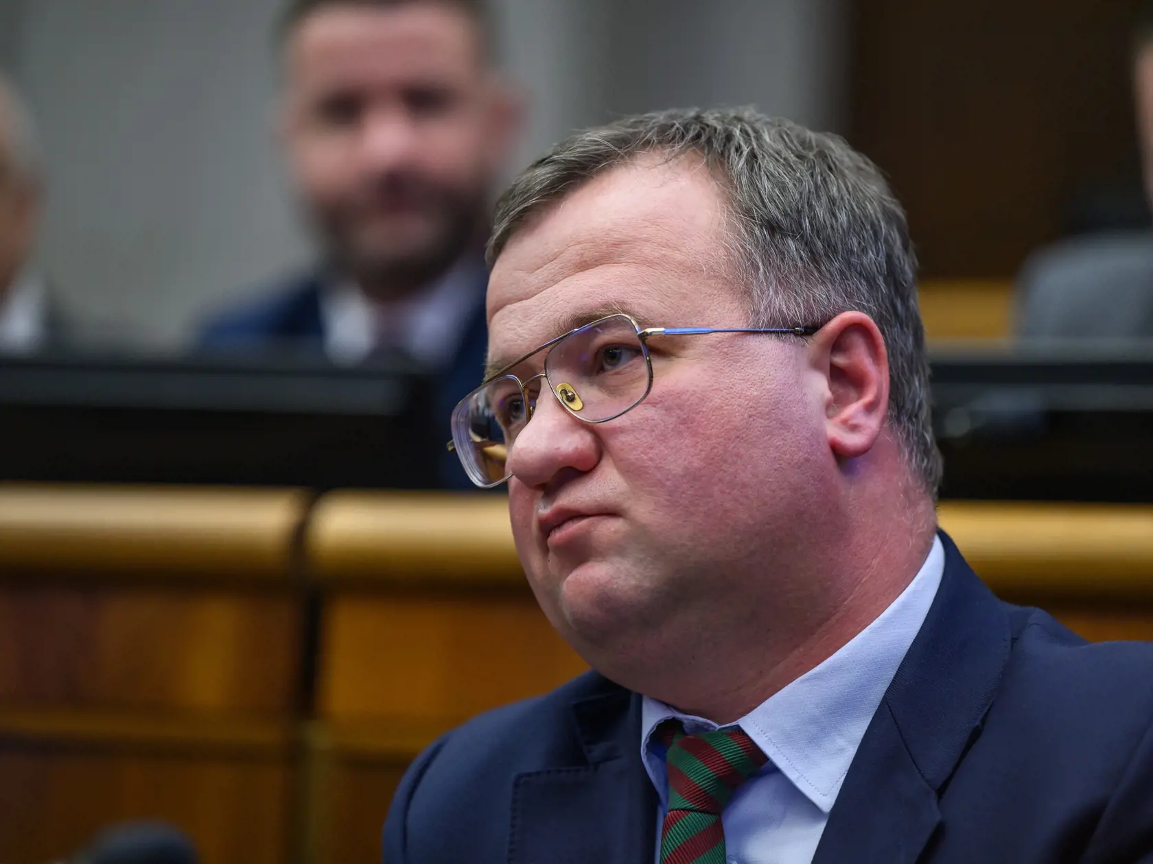 Na snímke poslanec Národnej rady (NR) SR Radomír Šalitroš (nezaradený) počúva počas mimoriadnej schôdze parlamentu k zdravotníckemu a stavebnému zákonu v Bratislave v utorok 4. februára 2025. FOTO TASR - Jaroslav Novák
