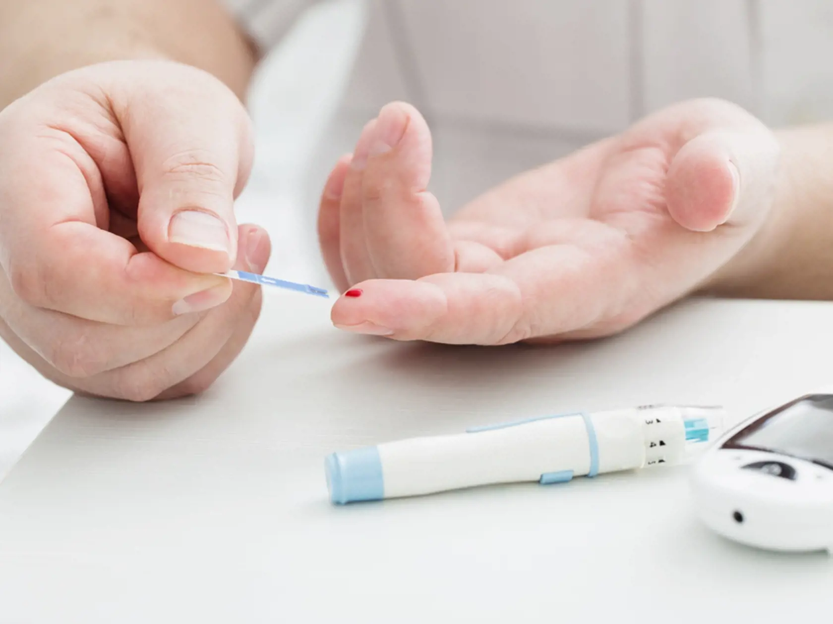 Cukrovkári majú o 50 percent väčšiu šancu na vznik problémov s pečeňou, najmä na jej stukovatenie. Je to spôsobené tým, že v pečeni cukrovkára sú procesy rozkladania cukrov spomalené alebo menej funkčné.