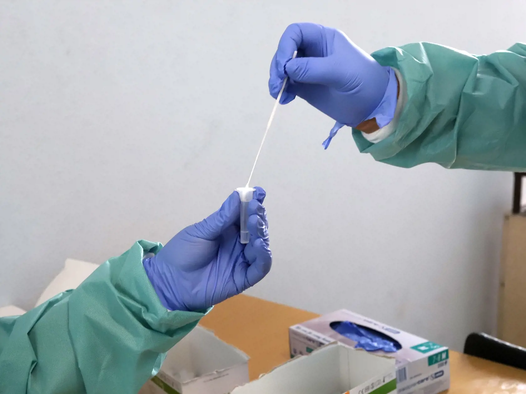 Na snímke je bezplatné testovanie antigénovými testami na prítomnosť nového koronavírusu.