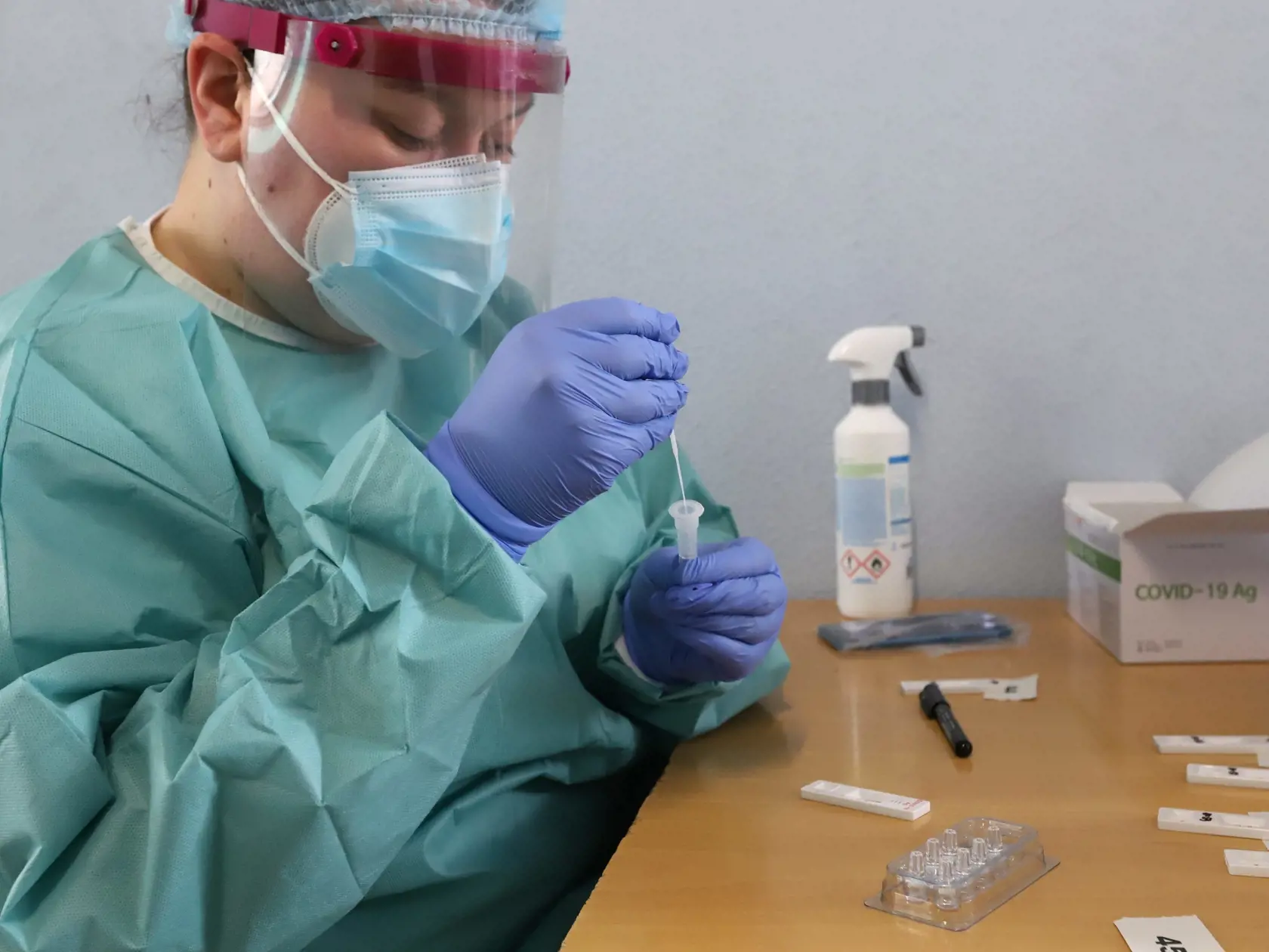 Na snímke je bezplatné testovanie antigénovými testami na prítomnosť nového koronavírusu.