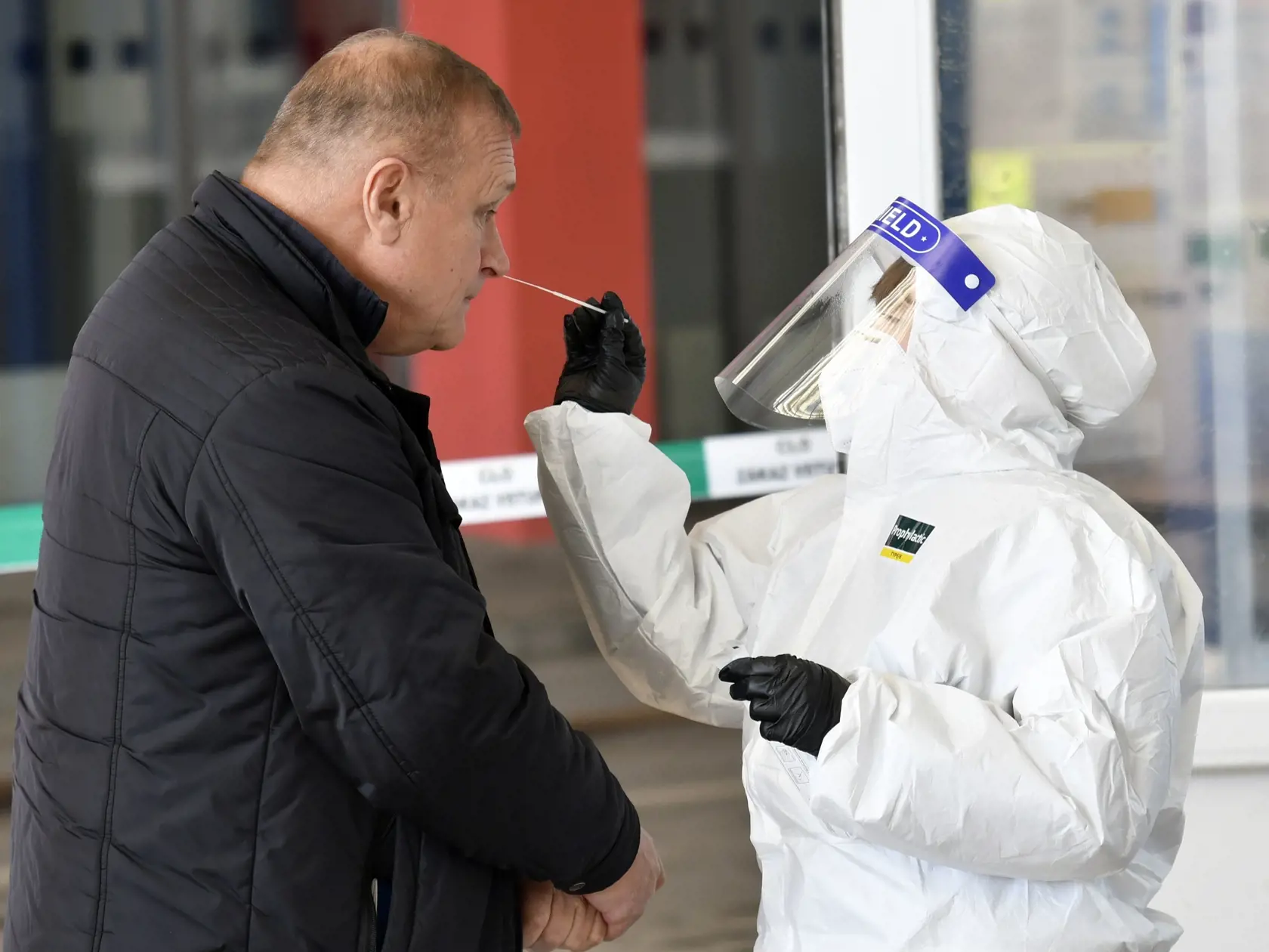 Na snímke je bezplatné testovanie antigénovými testami na prítomnosť nového koronavírusu.