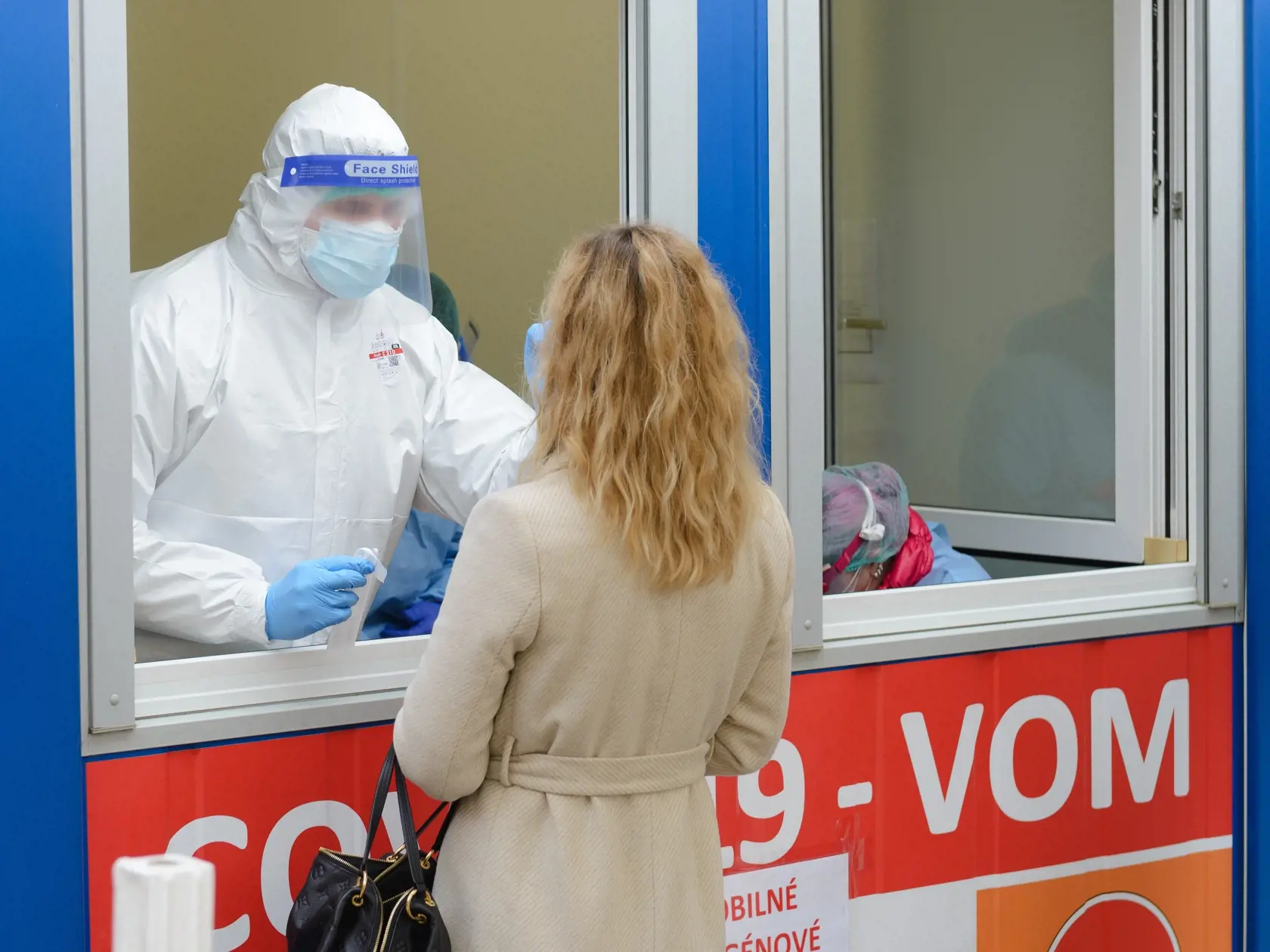 Na snímke je bezplatné testovanie antigénovými testami na prítomnosť nového koronavírusu.