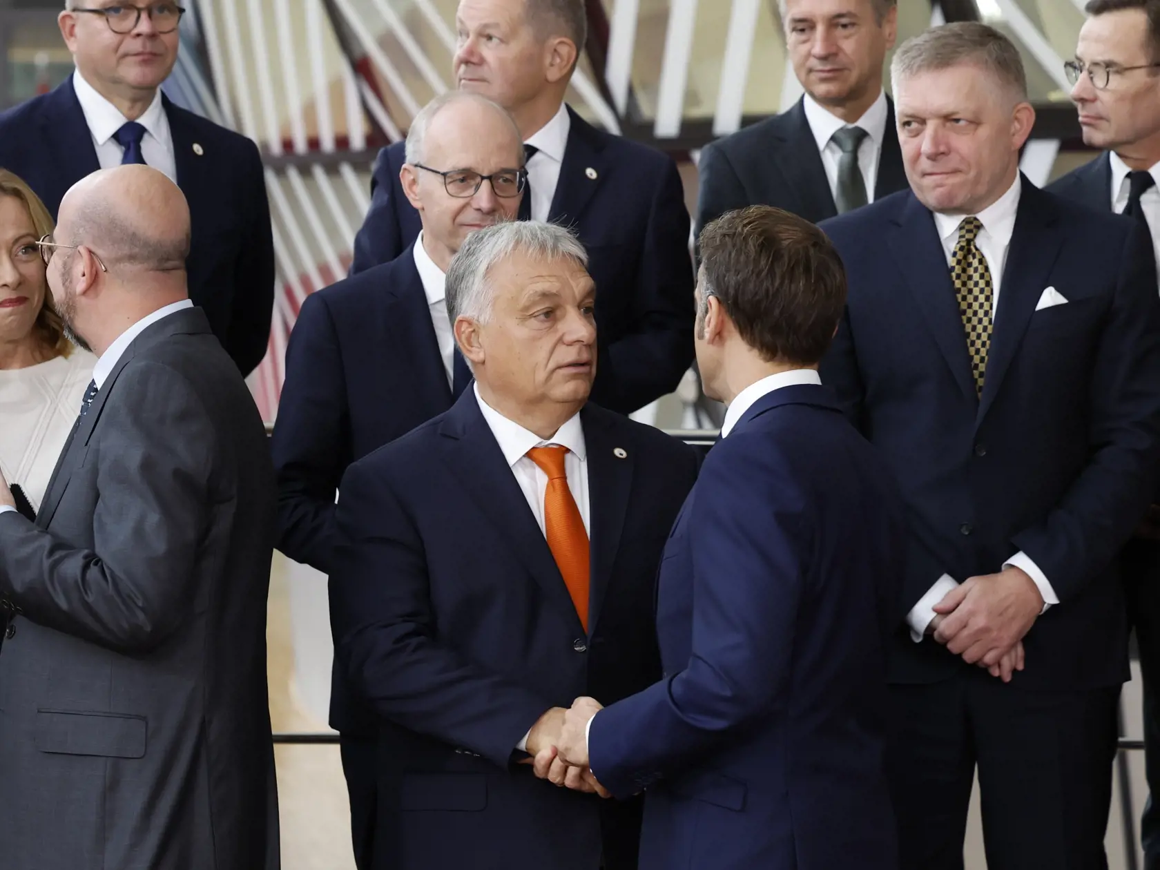 JB 22 Brusel - Francúzsky prezident Emmanuel Macron (vpravo) sa rozpráva s maďarským premiérom Viktorom Orbánom (druhý sprava) vedľa premiéra SR Roberta Fica (v druhom rade vpravo) počas spoločného fotenia pred summitom EÚ v Bruseli 17. októbra 2024. Samit Európskej rady je naplánovaný na štvrtok a piatok (18. 10.). Hlavnými témami sú vojna na Ukrajine, vývoj na Blízkom východe, migrácia, konkurencieschopnosť a klíma. Vo svetle udalostí môžu vedúci predstavitelia EÚ riešiť aj konkrétne otázky zahraničnej politiky vrátane situácie v Gruzínsku, Moldavsku, Venezuele a Sudáne. Lídri EÚ sa budú venovať ďalšej vojenskej podpore pre Kyjev, preskúmajú pokrok v dodávkach systémov protivzdušnej obrany, munície a rakiet. Diskutovať majú aj o využívaní výnosov zo zmrazených ruských aktív v prospech Ukrajiny a o tom, ako posilniť ukrajinský energetický sektor a jeho kritickú infraštruktúru pred blížiacou sa zimou.
Rokovať budú aj o najnovšom vývoji na Blízkom východe, najmä o kritickej eskalácii násilia v regióne. Budú hľadať spôsoby, ako dosiahnuť okamžité prímerie pozdĺž libanonsko-izraelskej hranice a v Pásme Gazy či prepustenie všetkých rukojemníkov. FOTO TASR/AP 

French President Emmanuel Macron, right, talks to Hungary's Prime Minister Viktor Orban as they arrive for a group photo with other leaders during an EU summit in Brussels, Thursday, Oct. 17, 2024. (AP Photo/Geert Vanden Wijngaert)