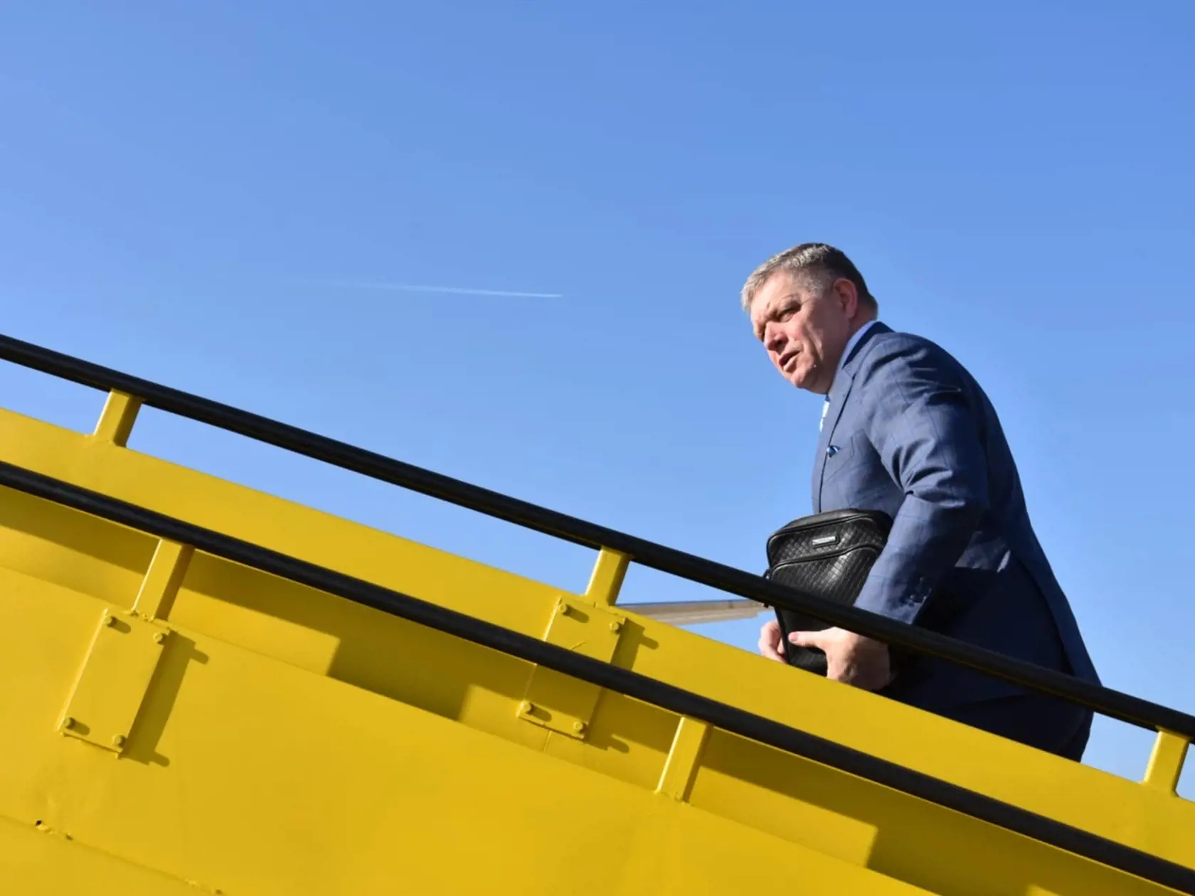 Premiér SR Robert Fico (SMER-SD) nastupuje do lietadla na letisku M.R. Štefánika v Bratislave pred odletom na mimoriadny zasadnutie lídrov členských krajín Európskej únie (EÚ) v Bruseli