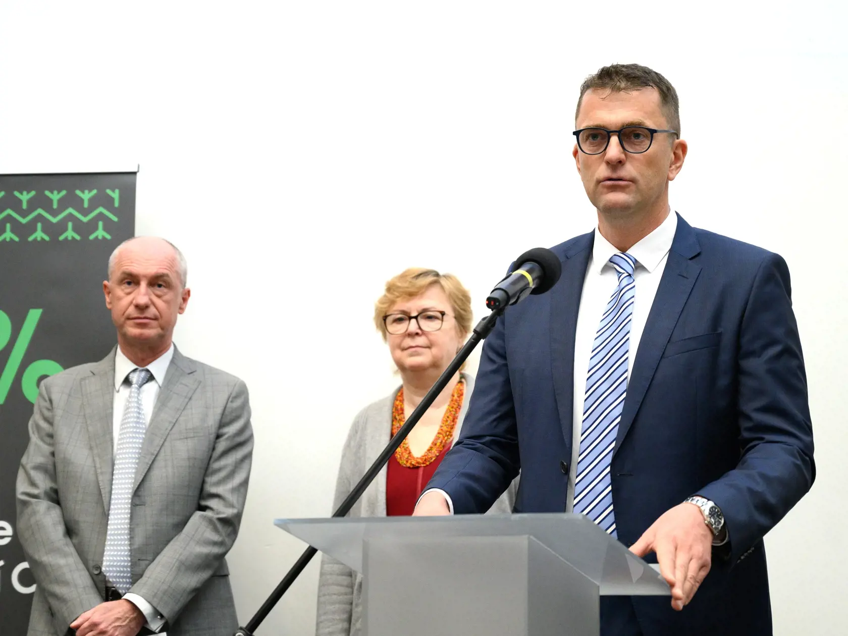 Na snímke zľava dočasne poverený minister hospodárstva SR Karel Hirman, predsedníčka Úradu jadrového dozoru (ÚJD) Marta Žiaková a generálny riaditeľ Slovenských elektrární (SE) Branislav Strýček počas tlačovej konferencie pri príležitosti zvýšenia výkonu 3. bloku elektrárne Mochovce na 55 percent v Mochovciach vo štvrtok 30. marca 2023.  Slovenské elektrárne (SE) budú dodávať lacnejšiu elektrinu pre domácnosti až do roku 2027. Vláda sa dohodla so SE na predĺžení memoranda o ďalšie tri roky. Na š