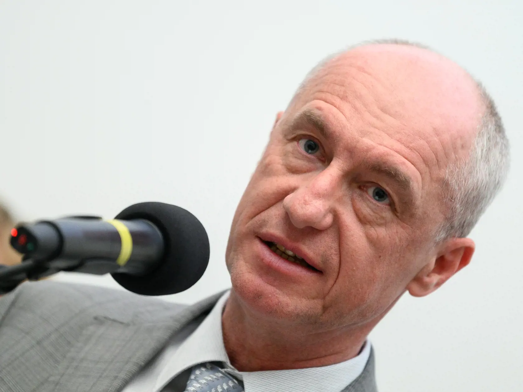 Na snímke dočasne poverený minister hospodárstva SR Karel Hirman počas tlačovej konferencie pri príležitosti zvýšenia výkonu 3. bloku elektrárne Mochovce na 55 percent v Mochovciach vo štvrtok 30. marca 2023. Slovenské elektrárne (SE) budú dodávať lacnejšiu elektrinu pre domácnosti až do roku 2027. Vláda sa dohodla so SE na predĺžení memoranda o ďalšie tri roky. Na štvrtkovej tlačovej konferencii o tom informoval generálny riaditeľ SE Branislav Strýček. FOTO TASR – Henrich Mišovič
