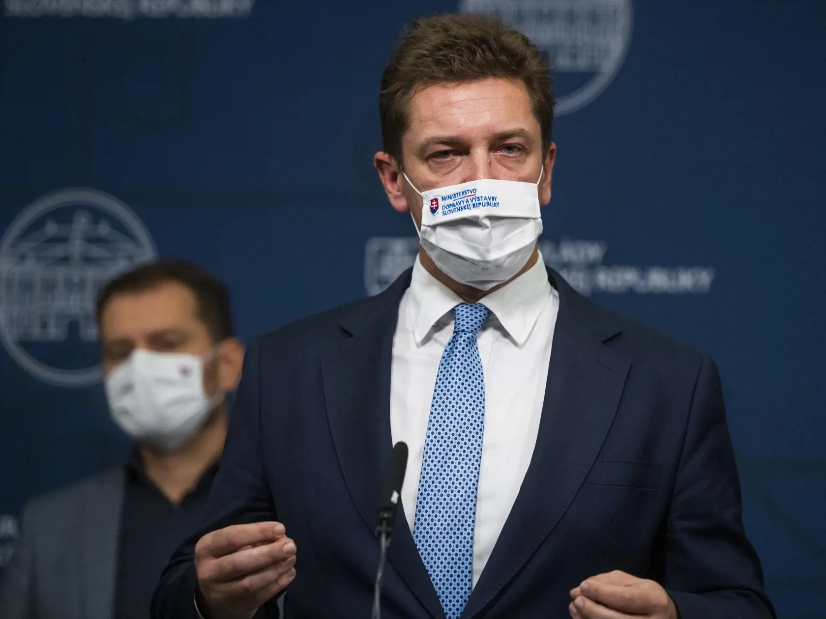 Na snímke zľava predseda vlády SR Igor Matovič (OĽaNO) a minister dopravy a výstavby SR Andrej Doležal (Sme rodina) počas tlačovej konferencie k protiepidemickým opatreniam v Bratislave 9. decembra 2020. FOTO TASR - Jaroslav Novák