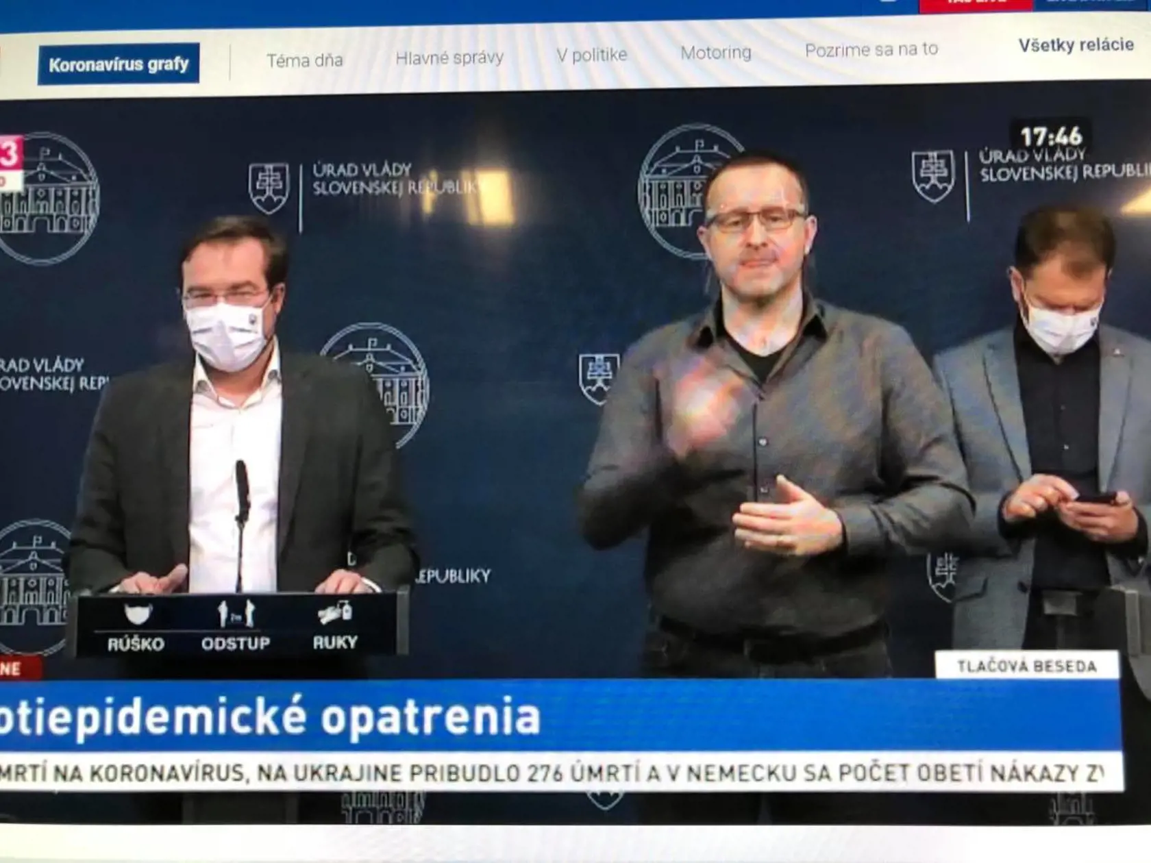 Premiér Igor Matovič si počas pandémie ťuká do mobilného telefónu