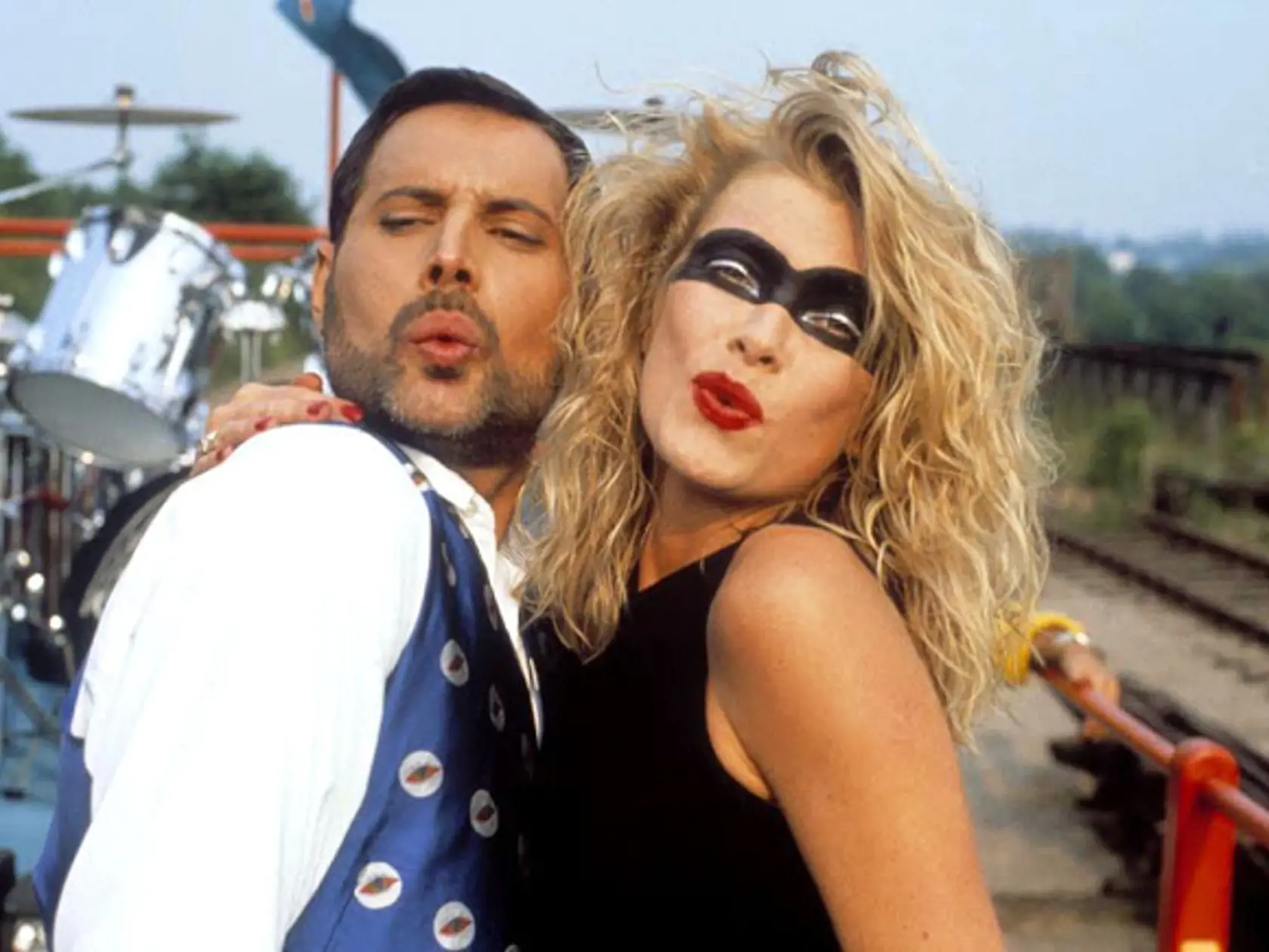Spevák Queen Freddie Mercury a herečka Debbie Lang.