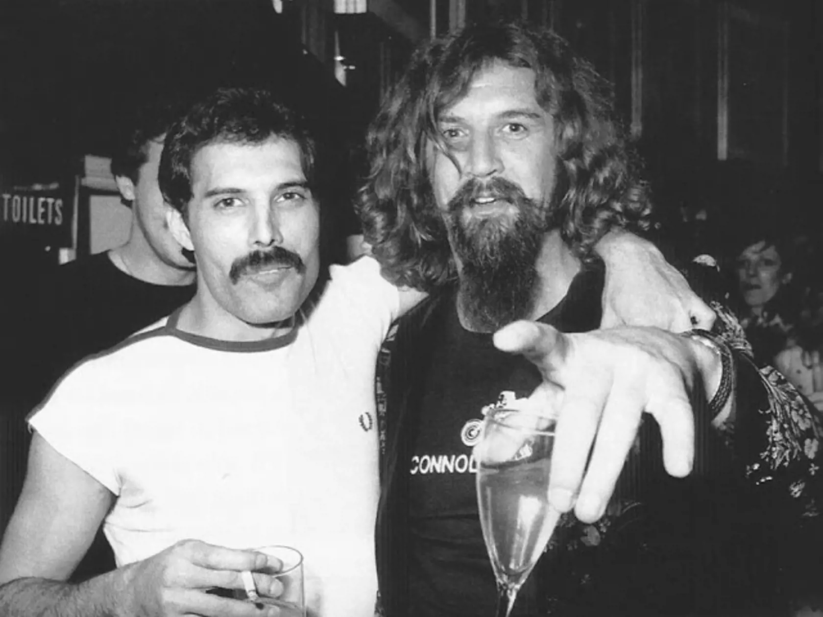 Spevák Queen Freddie Mercury a komik Billy Connolly.