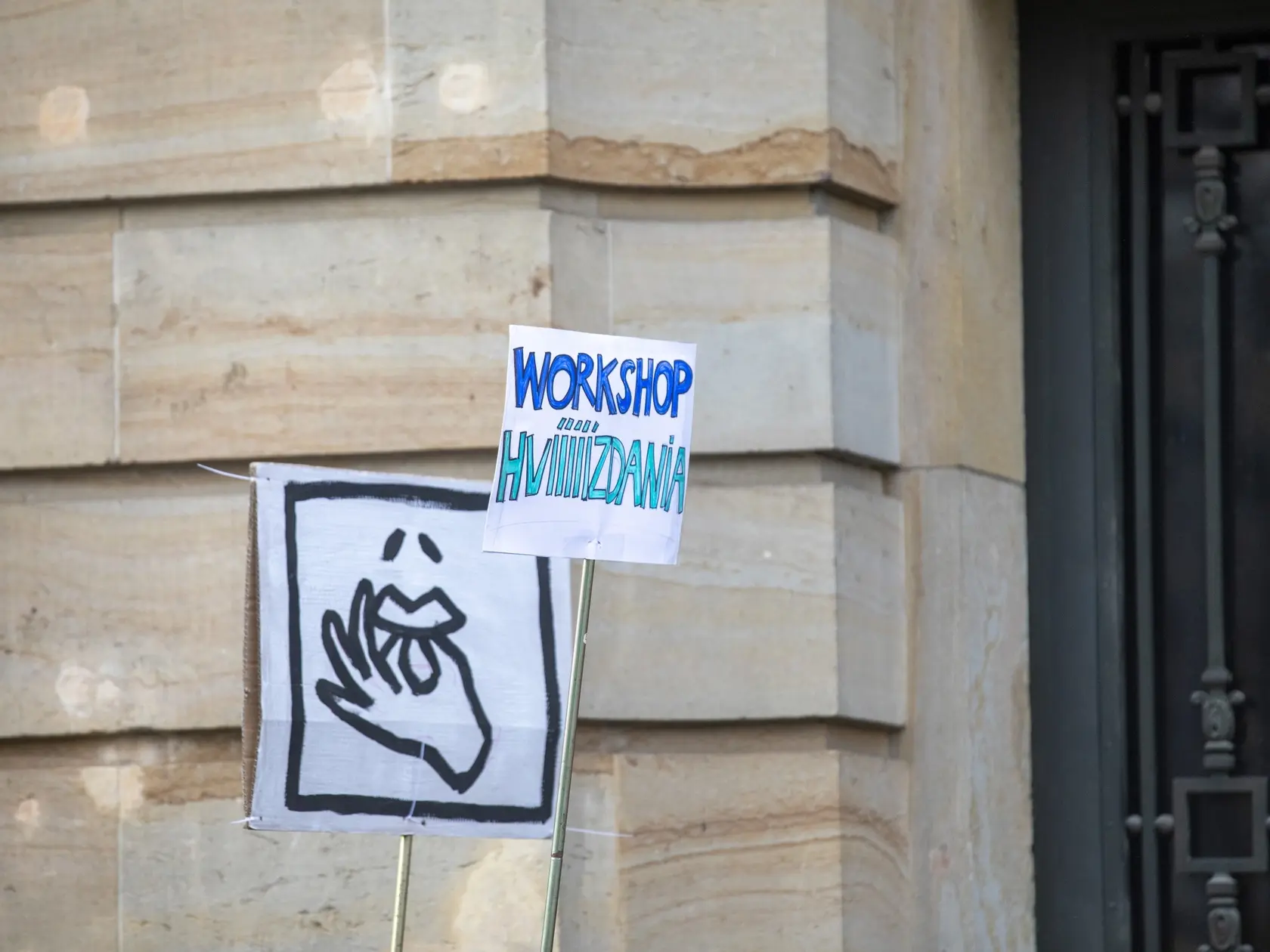 Na snimke je kultúrny protest pred ministerstvom kultúry počas výberového konania na pozíciu riaditeľa SNG.
