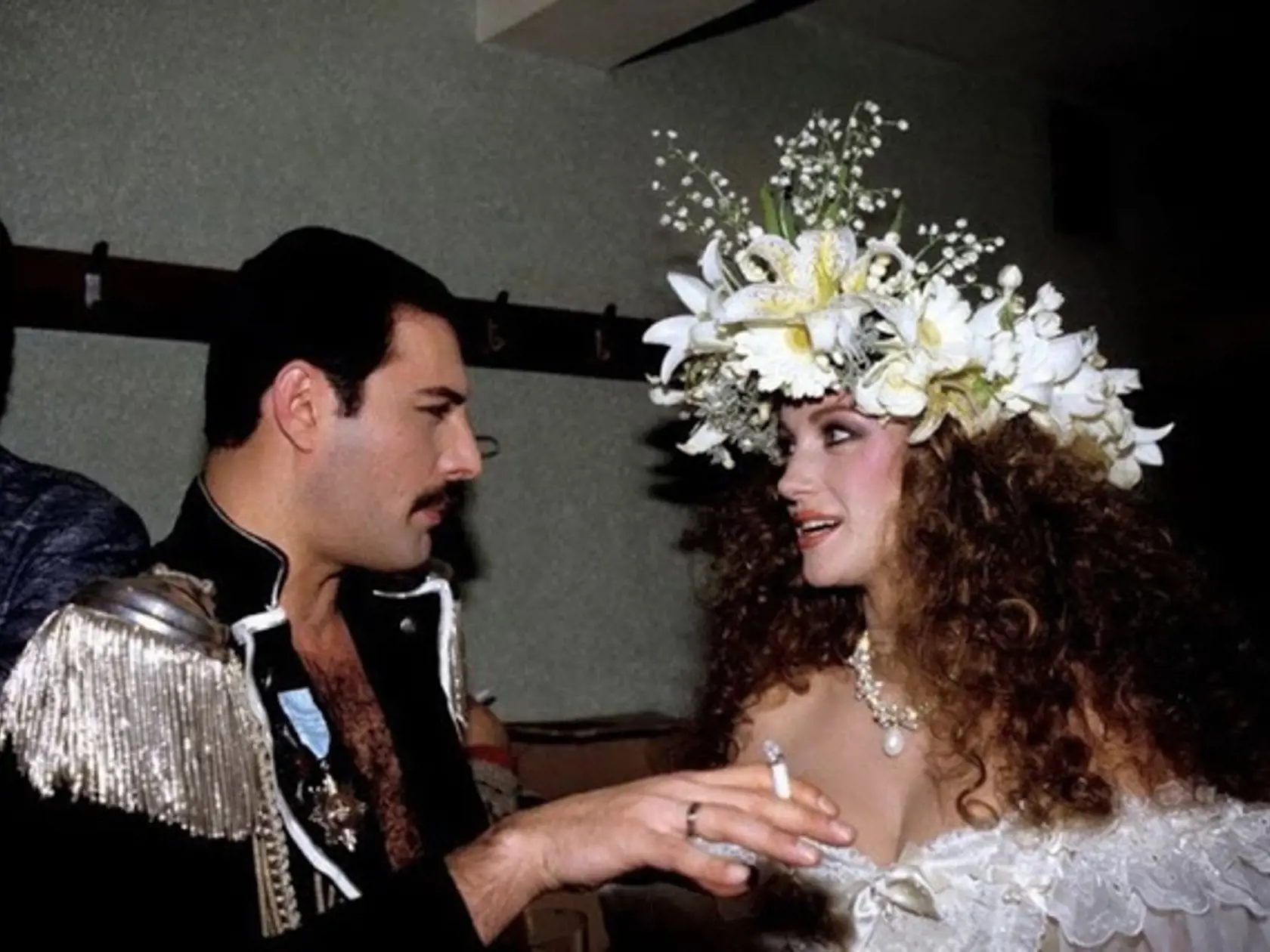 Spevák Queen Freddie Mercury a herečka Jane Seymour, neskôr známa ako doktorka Quinnová.
