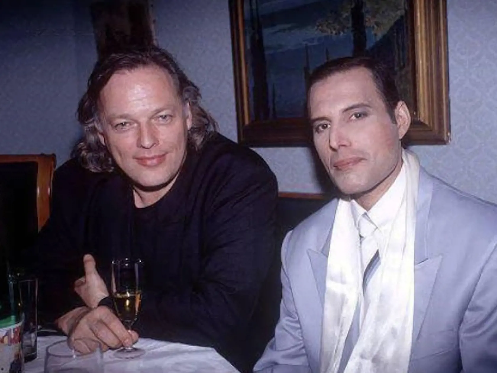 Spevák Queen Freddie Mercury a gitarista skupiny Pink Floyd David Gilmour.