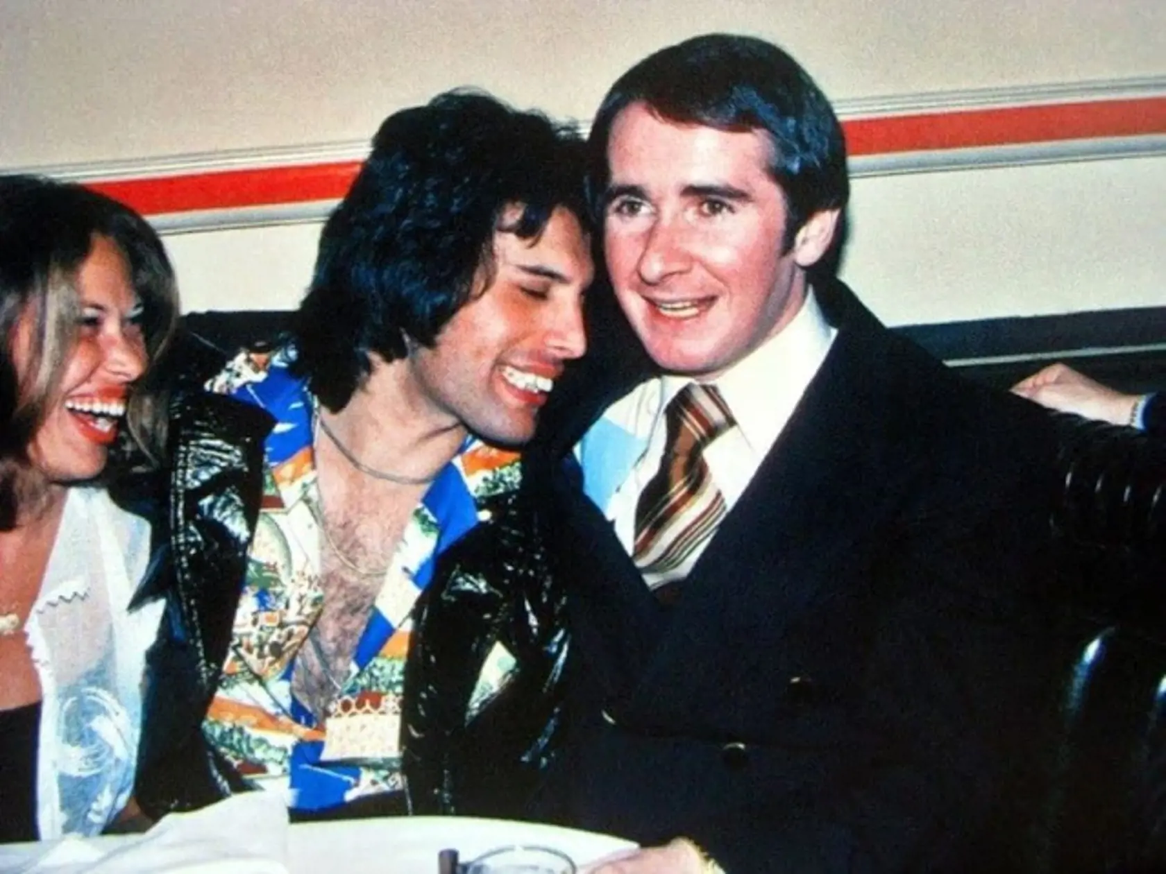 Spevák Queen Freddie Mercury a manažér talentov John Reid.