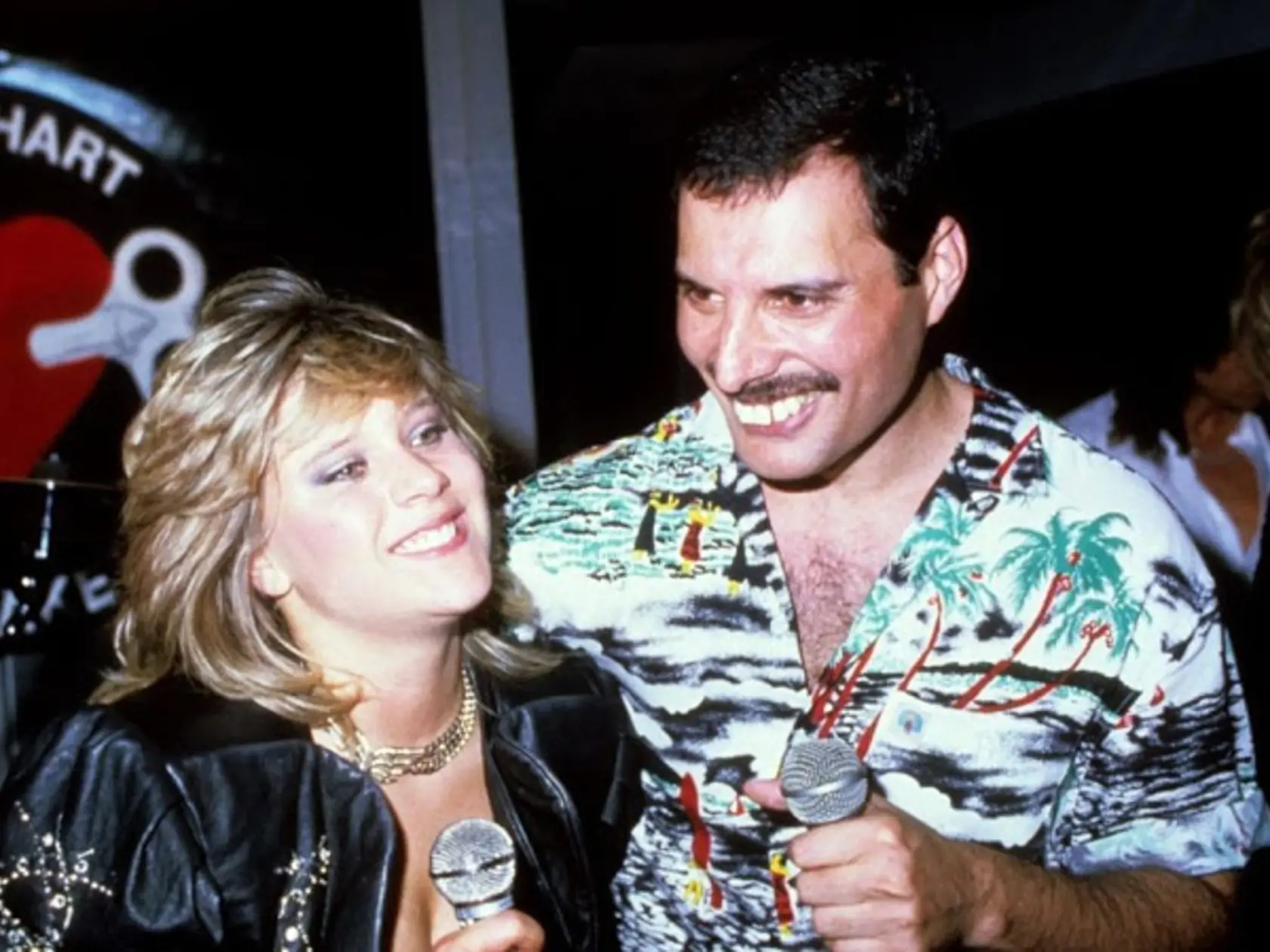Spevák Queen Freddie Mercury a speváčka Samantha Fox.