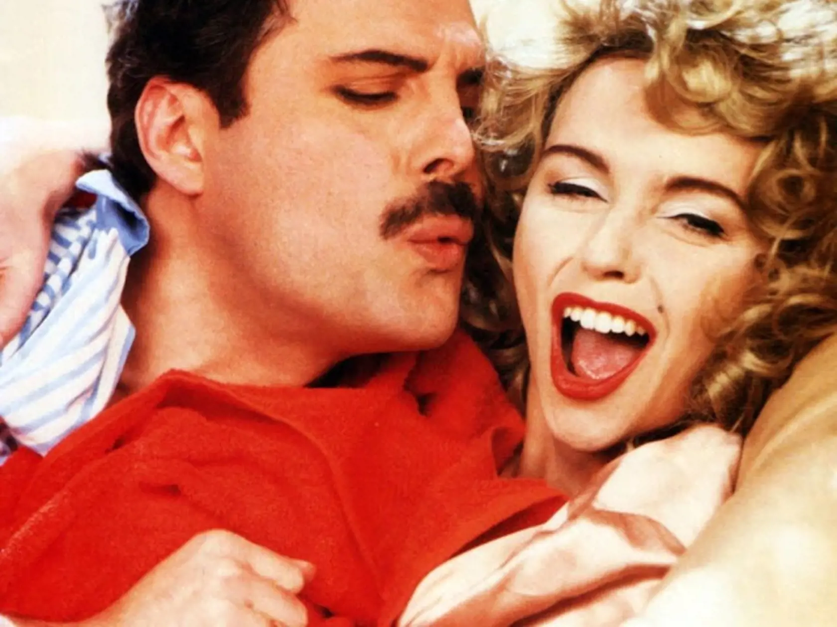 Spevák Queen Freddie Mercury a herečka Debbie Ash.