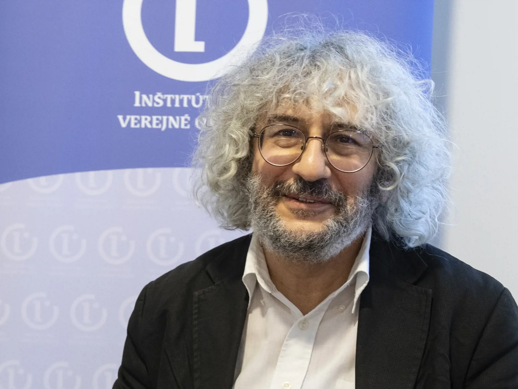Politológ Grigorij Mesežnikov dobré výsledky Petra Pellegriniho pripisuje na vrub jeho snahe o stredovú pozíciu. „Na rozdiel od prezidentky, ktorej stagnujúcu podporu ovplyvňuje množstvo proti nej mierených a často nezmyselných útokov, Pellegrini je zväčša za dobrého," vysvetlil jeden z dôvodov.