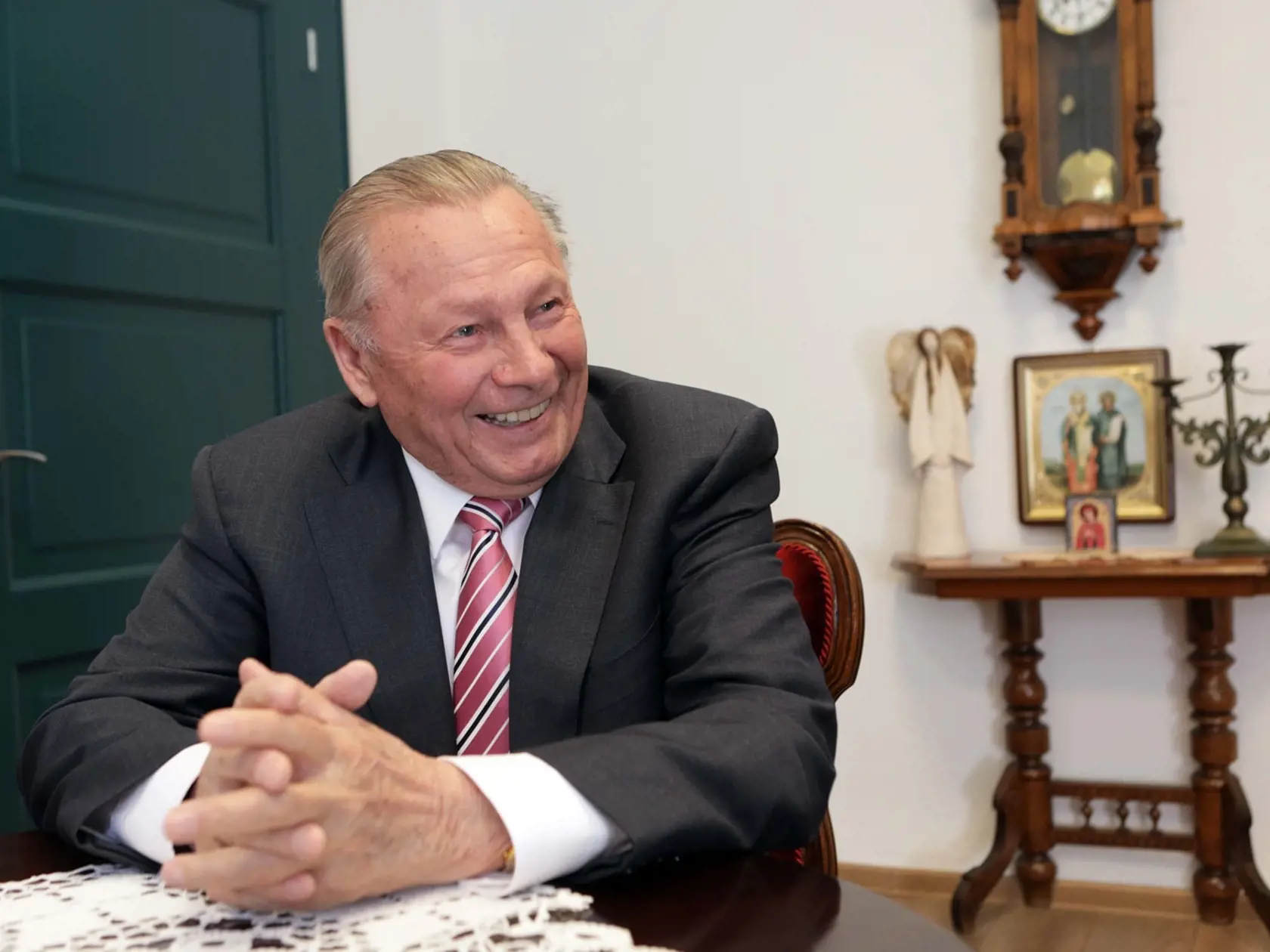 Píše: Tento rok chce Rudolf Schuster vydať ešte 4 knihy. Väčšinu má už napísanú. Nebudú chýbať ani spomienky.